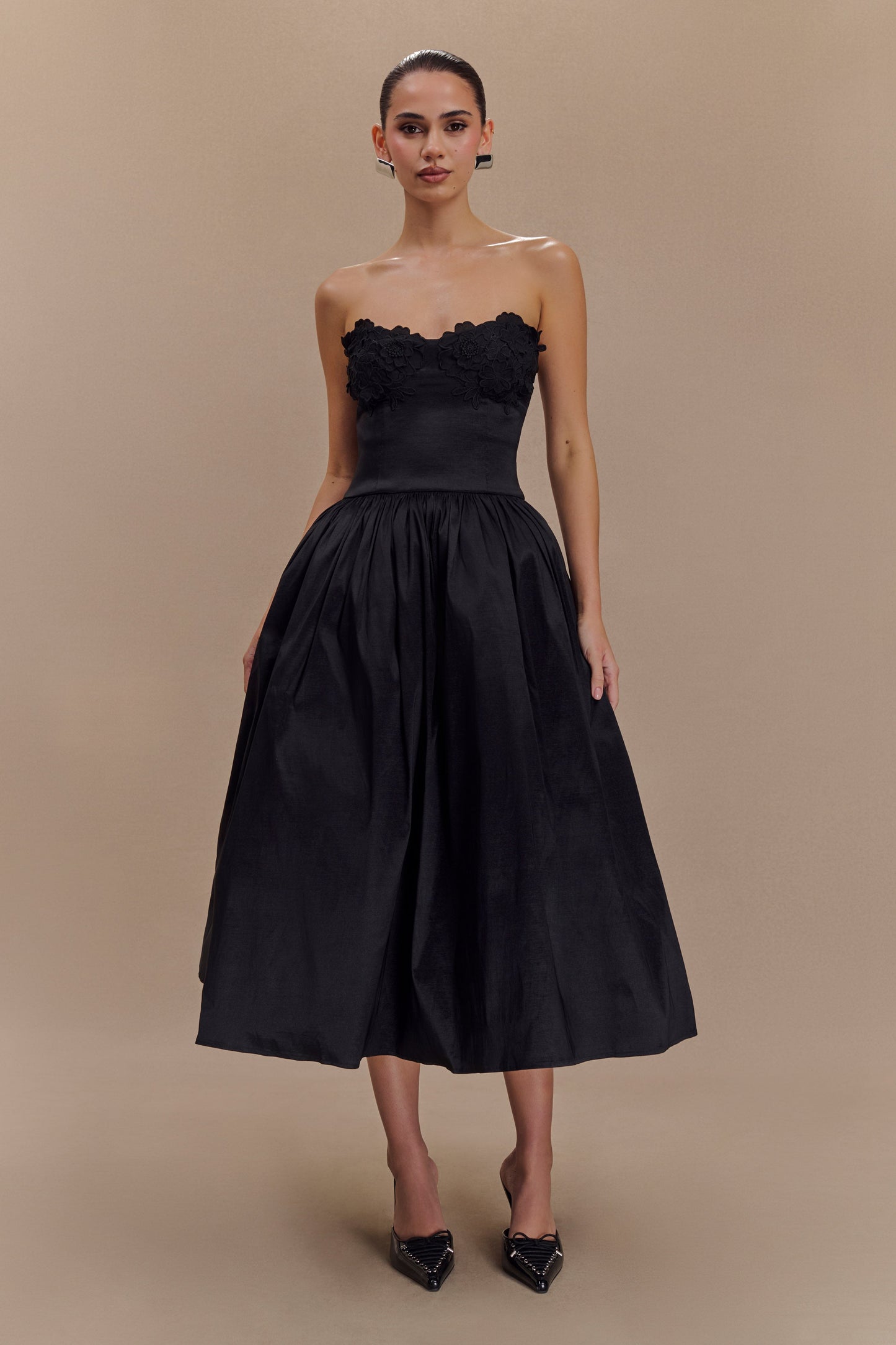 Vestido midi con bordado Elyssa - Negro