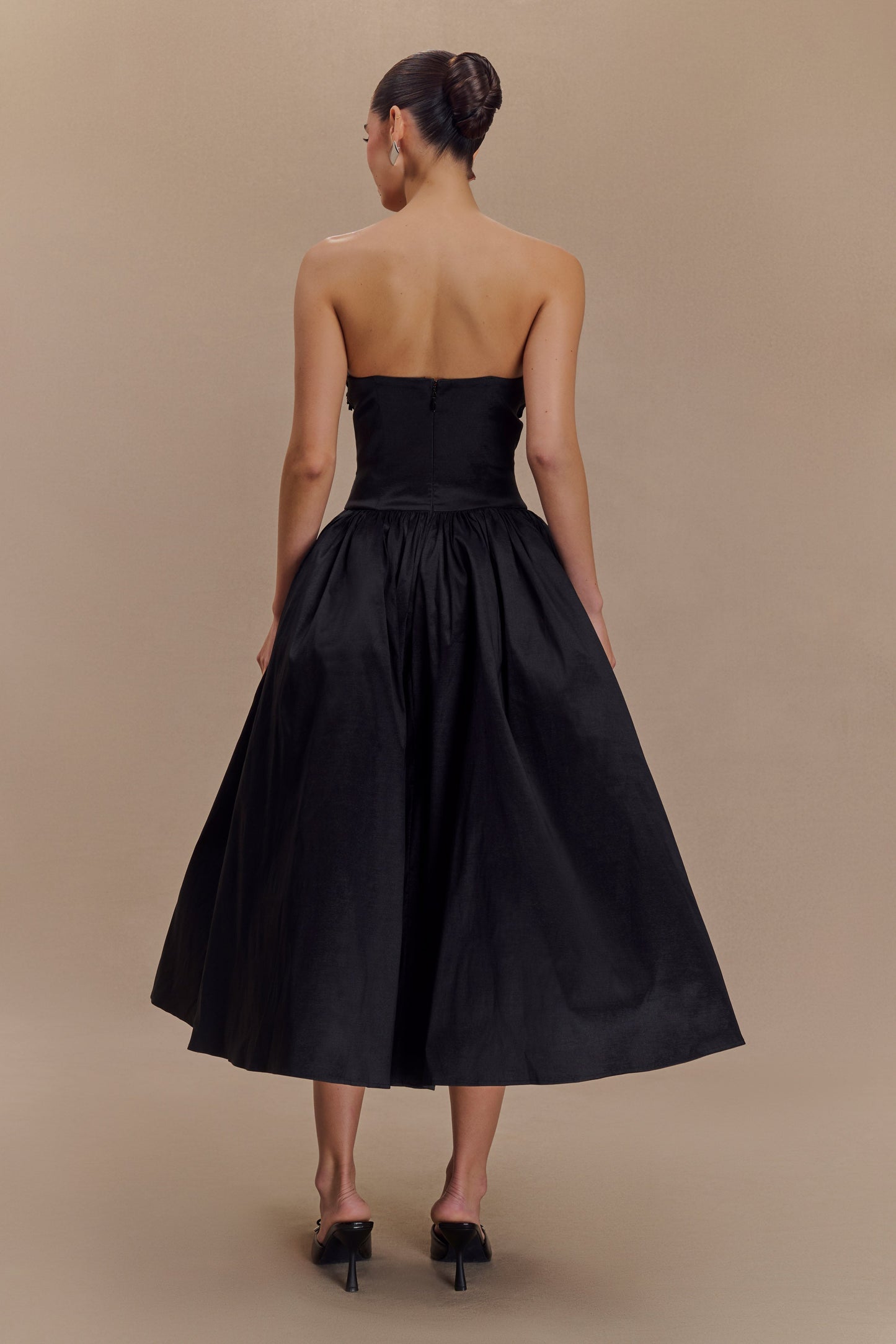 Vestido midi con bordado Elyssa - Negro