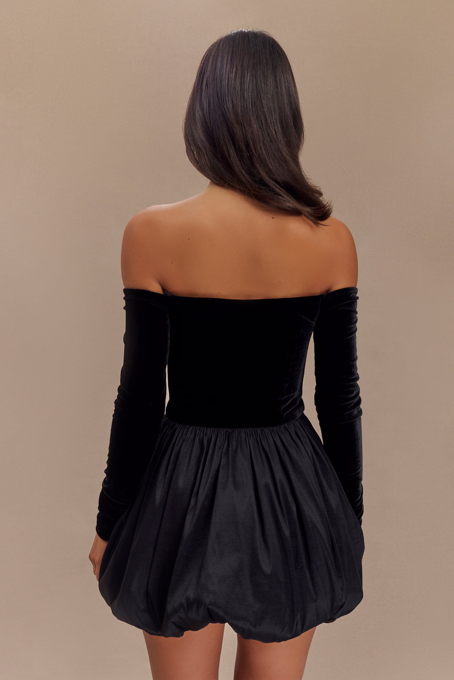 Vestido Mini con Hombros Descubiertos de Terciopelo Liv Off - Negro