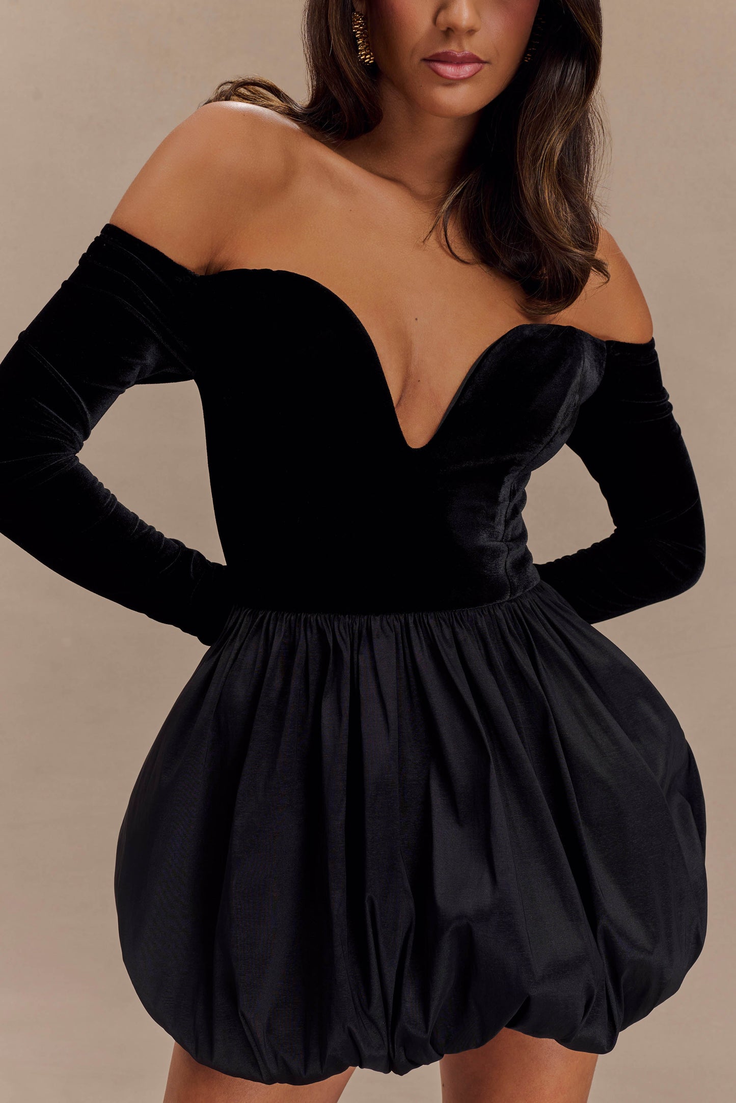 Vestido Mini con Hombros Descubiertos de Terciopelo Liv Off - Negro