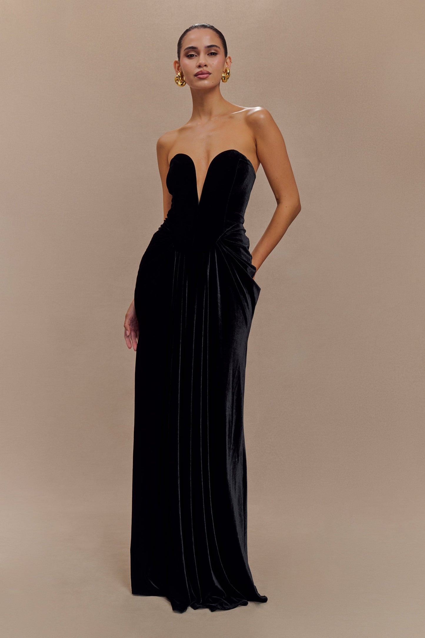 Vestido largo sin tirantes de terciopelo Paige - Negro