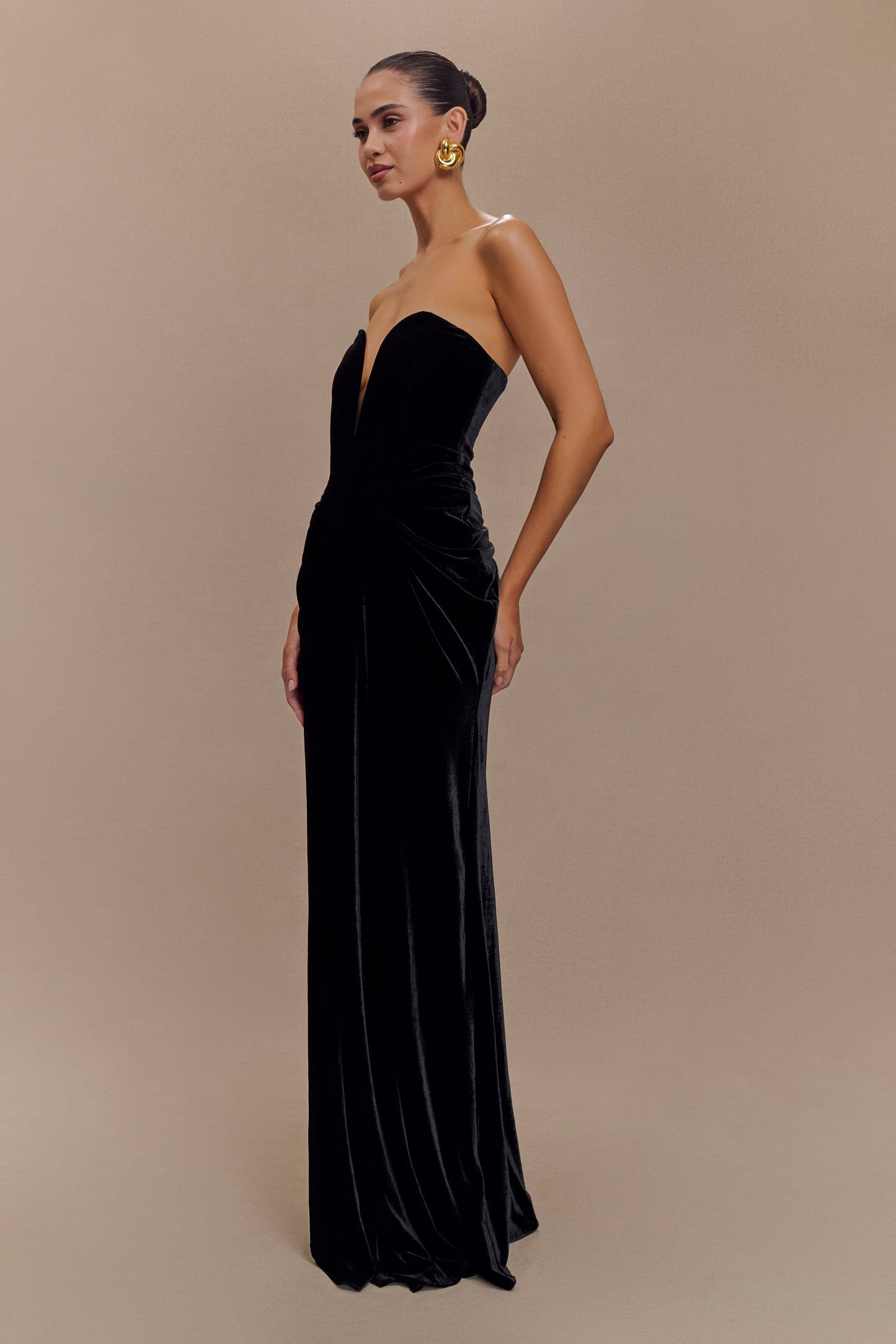 Vestido largo sin tirantes de terciopelo Paige - Negro