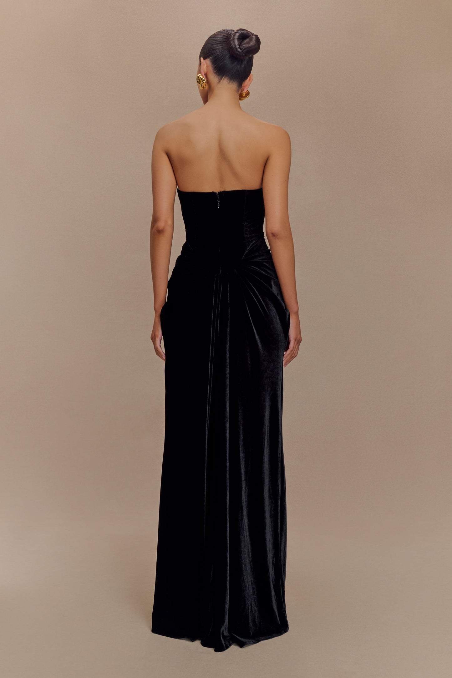 Vestido largo sin tirantes de terciopelo Paige - Negro