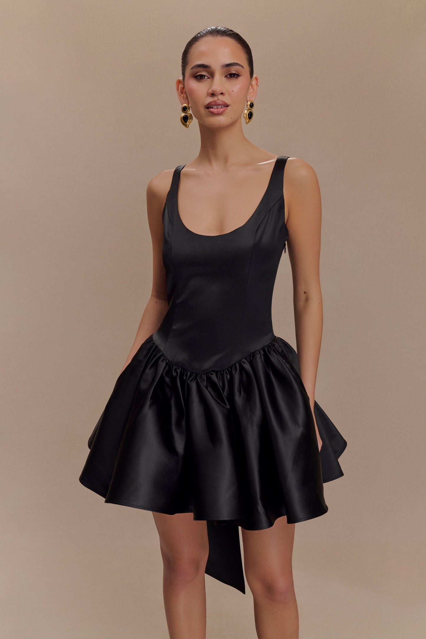Vestido Mini de Satín Felicia con Moño - Negro