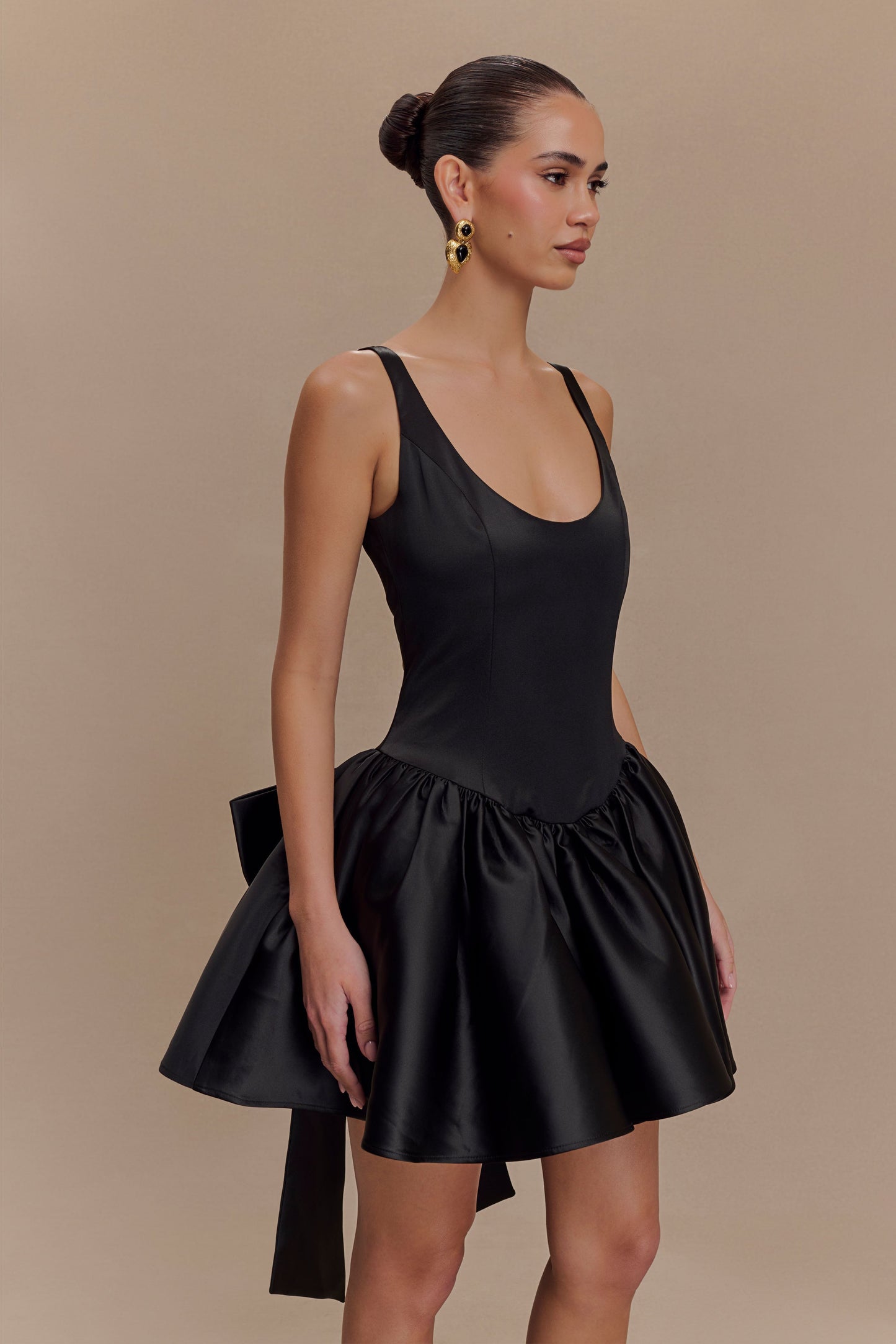 Vestido Mini de Satín Felicia con Moño - Negro