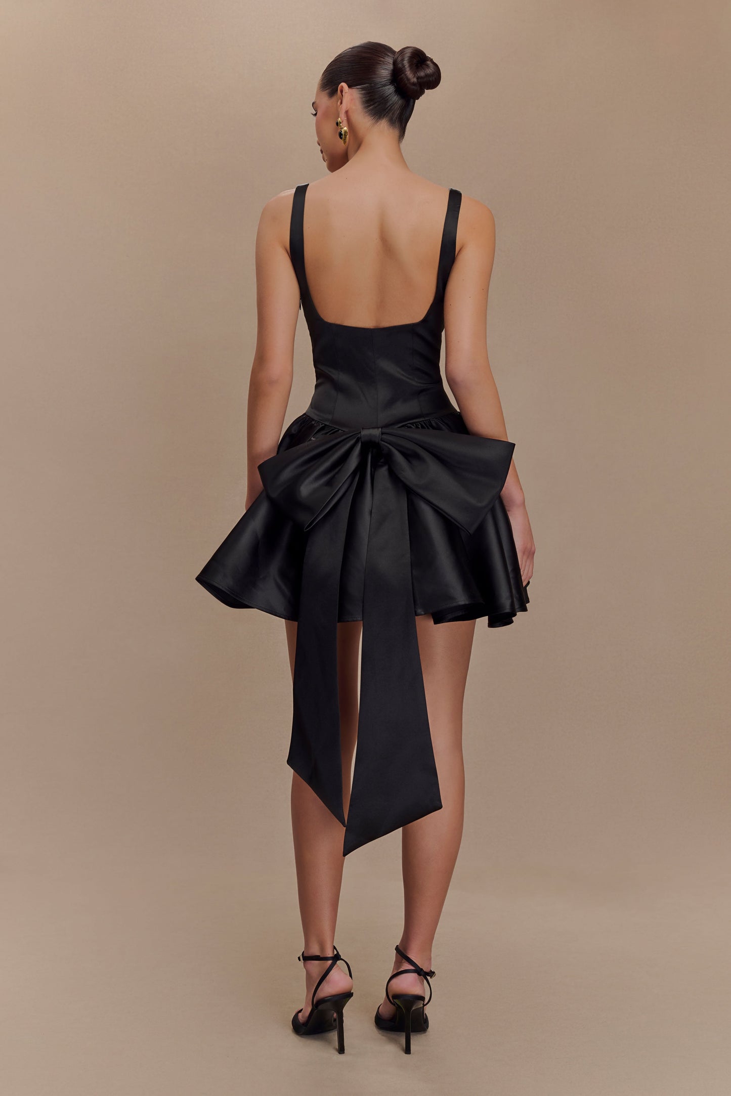 Vestido Mini de Satín Felicia con Moño - Negro
