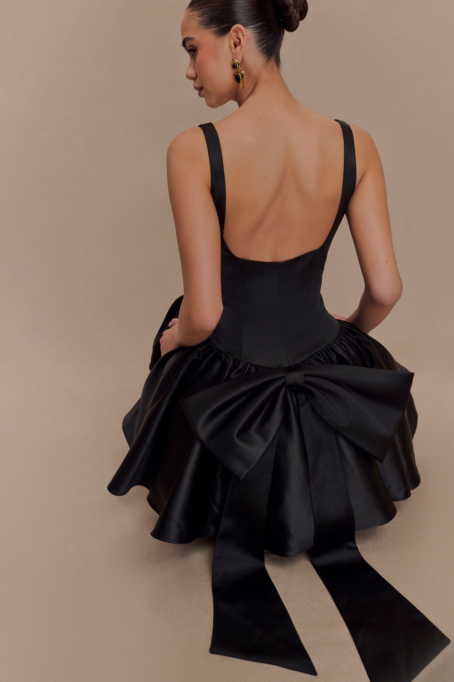 Vestido Mini de Satín Felicia con Moño - Negro
