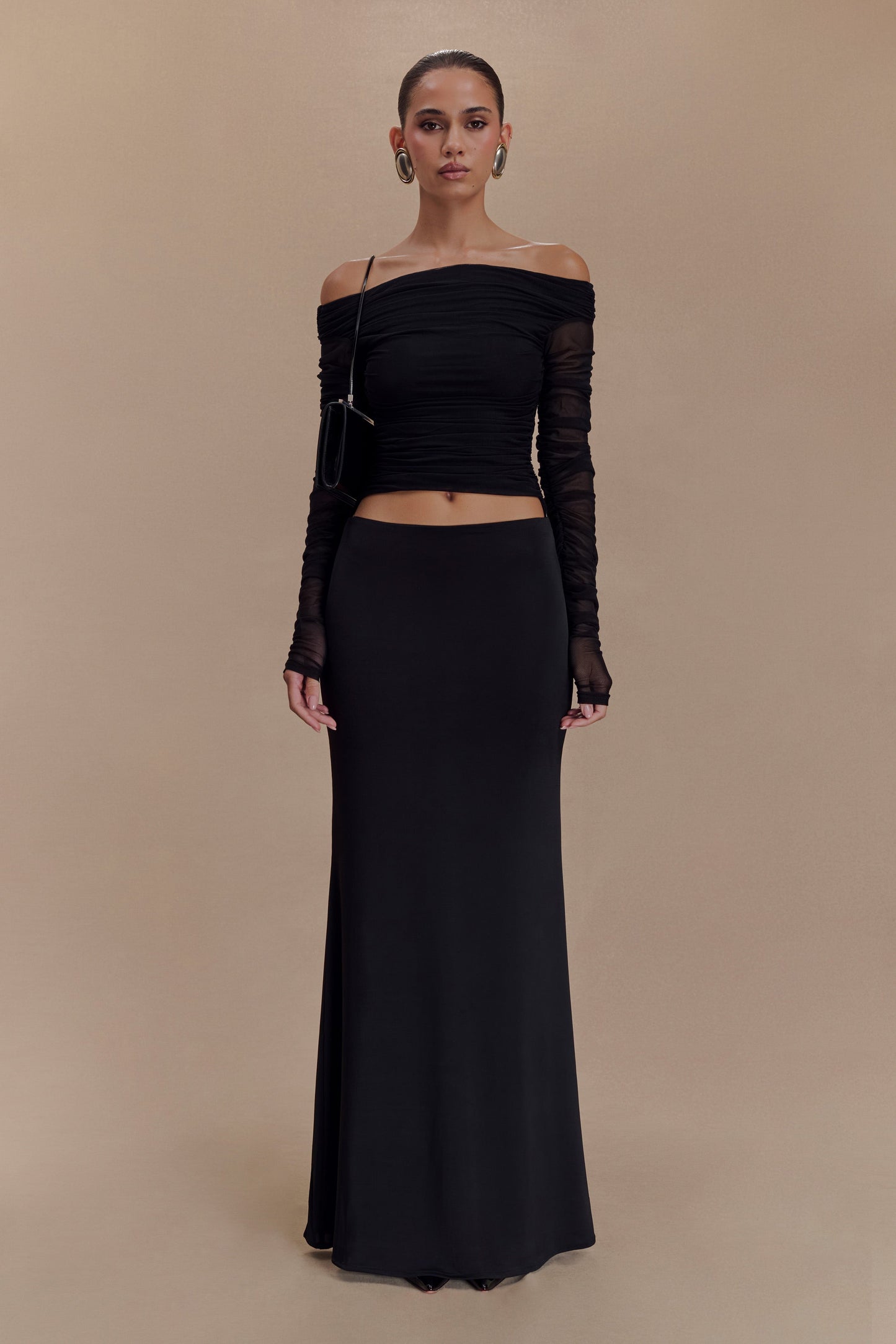 Vestido largo maxi negro con malla y efecto resorte en los hombros Darla
