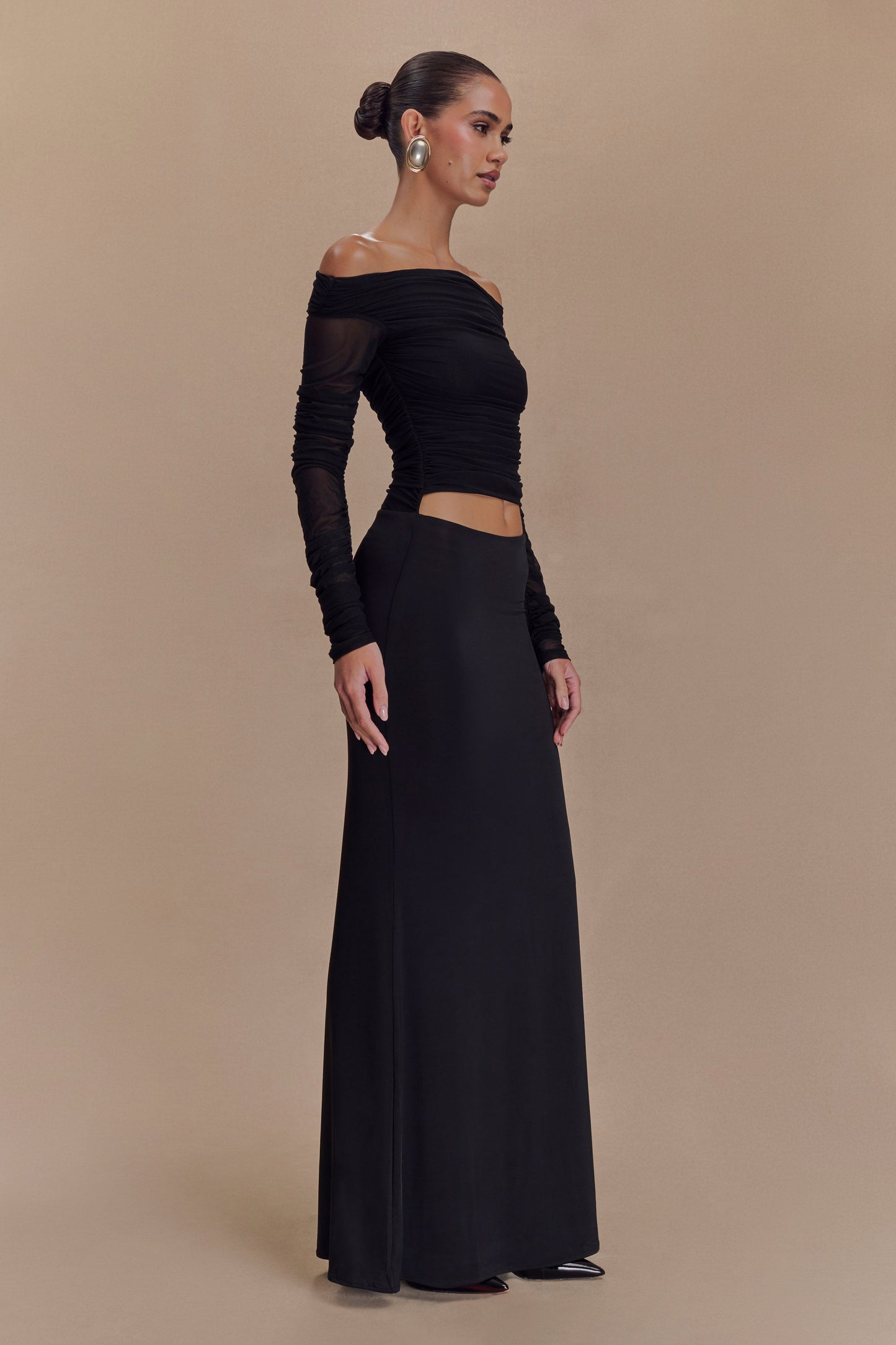 Vestido largo maxi negro con malla y efecto resorte en los hombros Darla