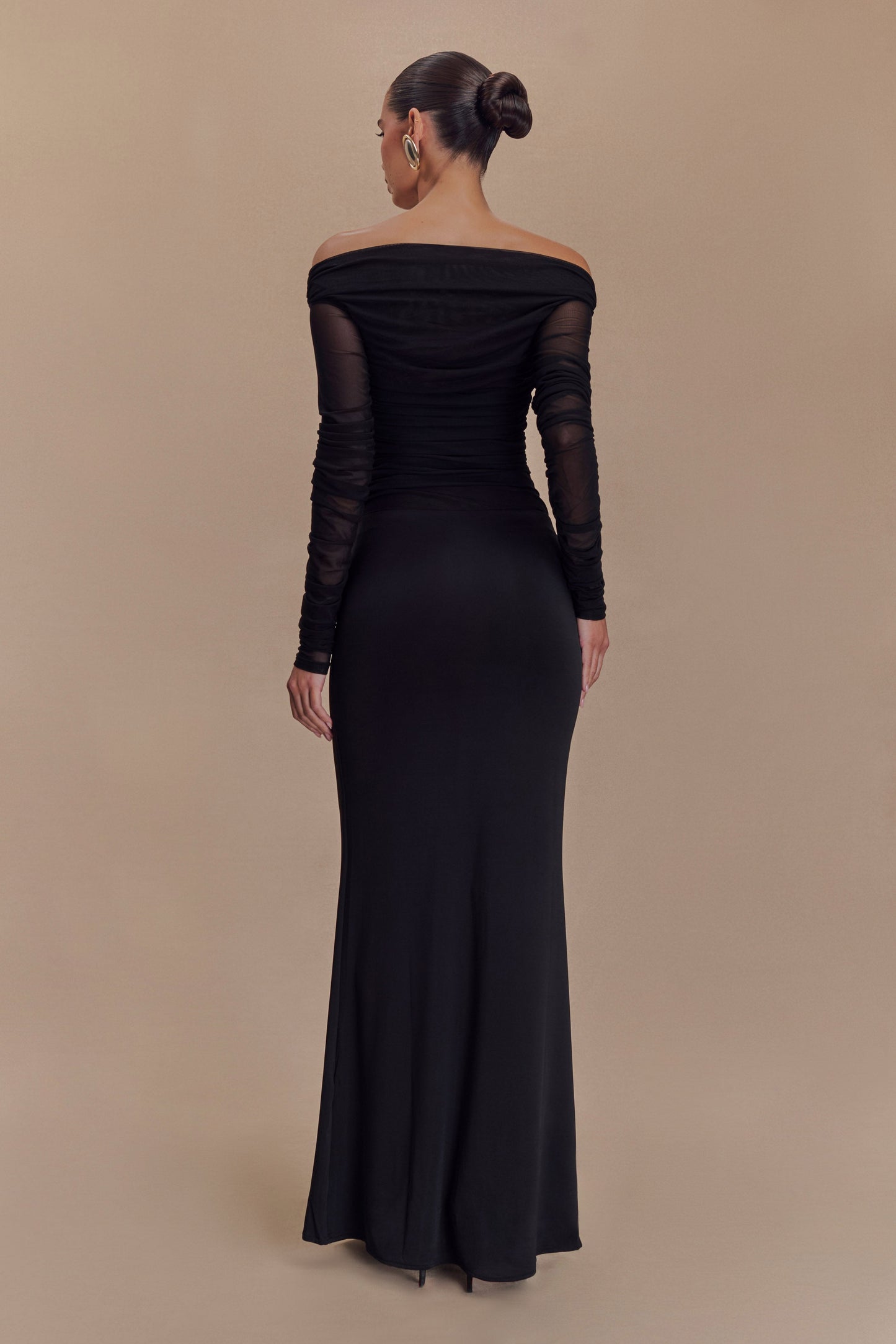 Vestido largo maxi negro con malla y efecto resorte en los hombros Darla