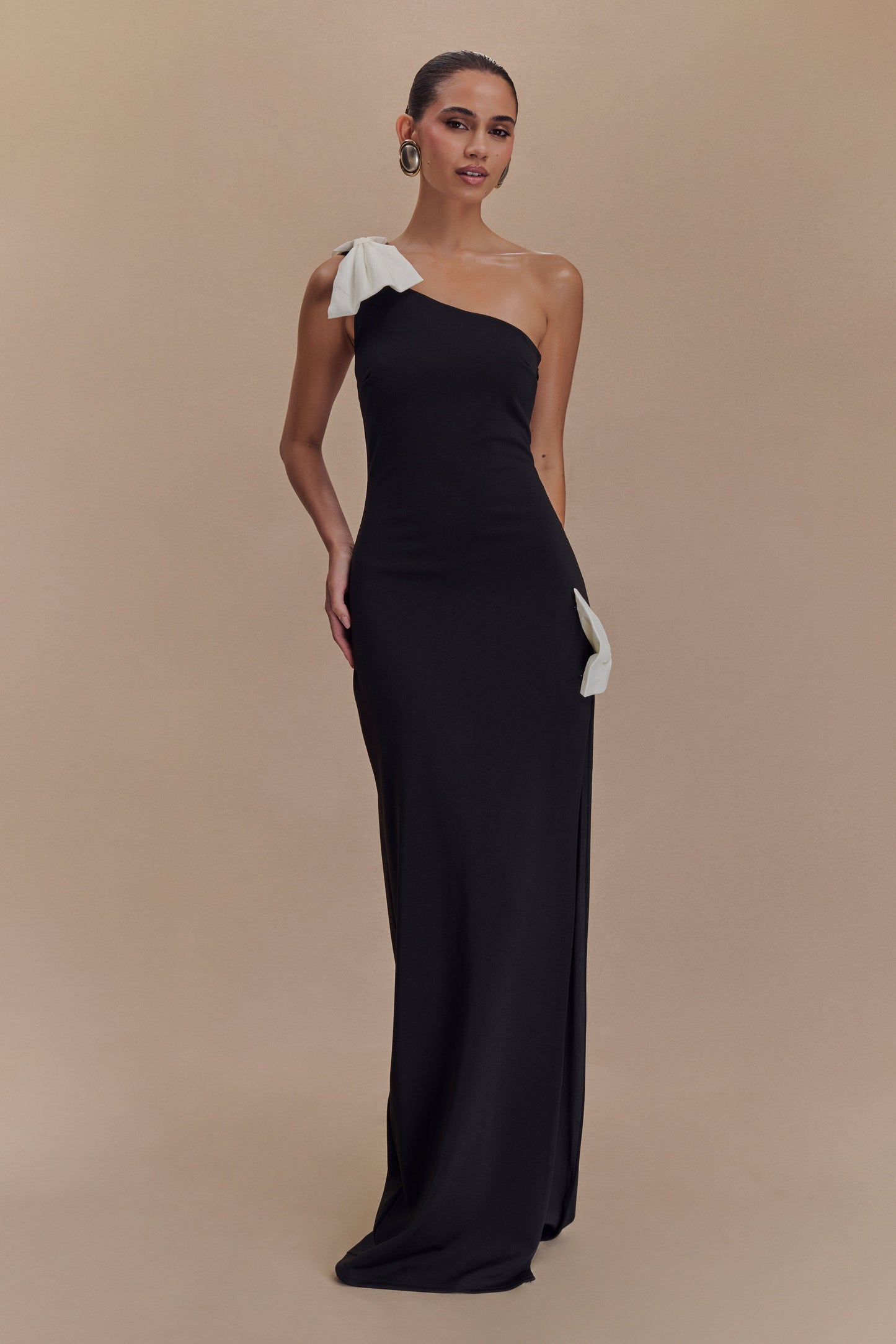Vestido largo con un hombro y lazo Hallie - Negro/Blanco