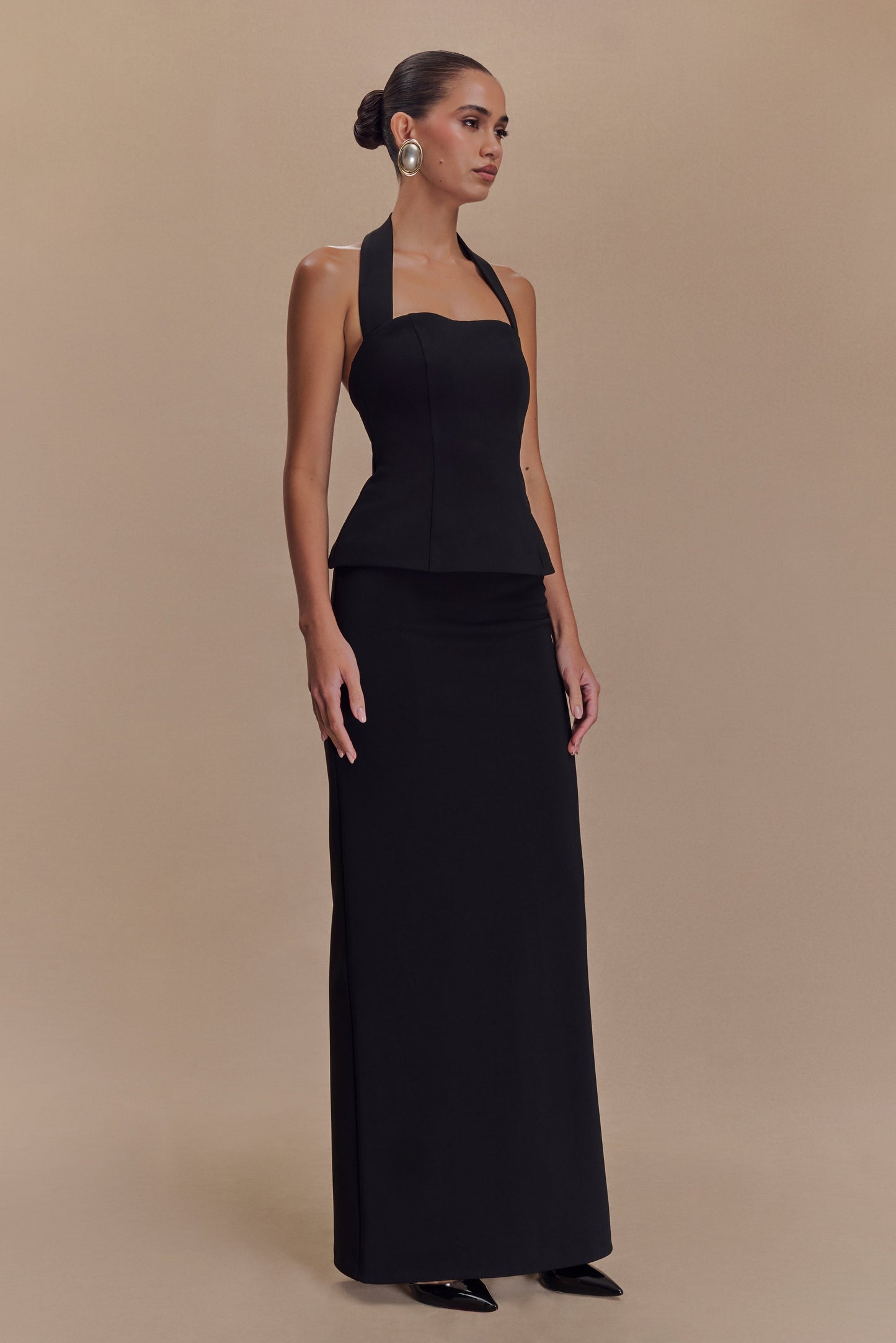 Vestido largo con peplum y escote halter Bertie - Negro