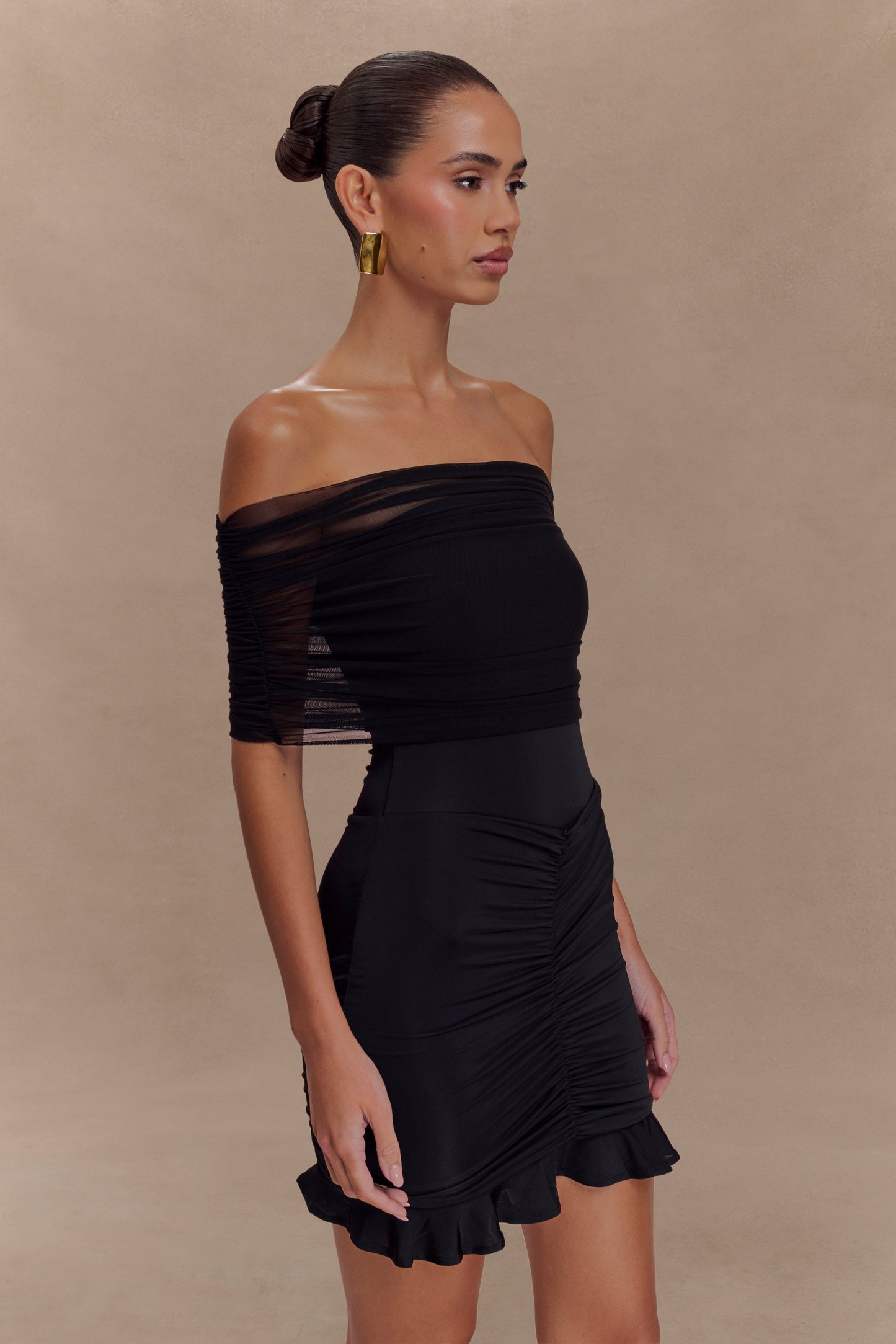 Vestido mini negro con malla y lazo en los hombros de Caspian