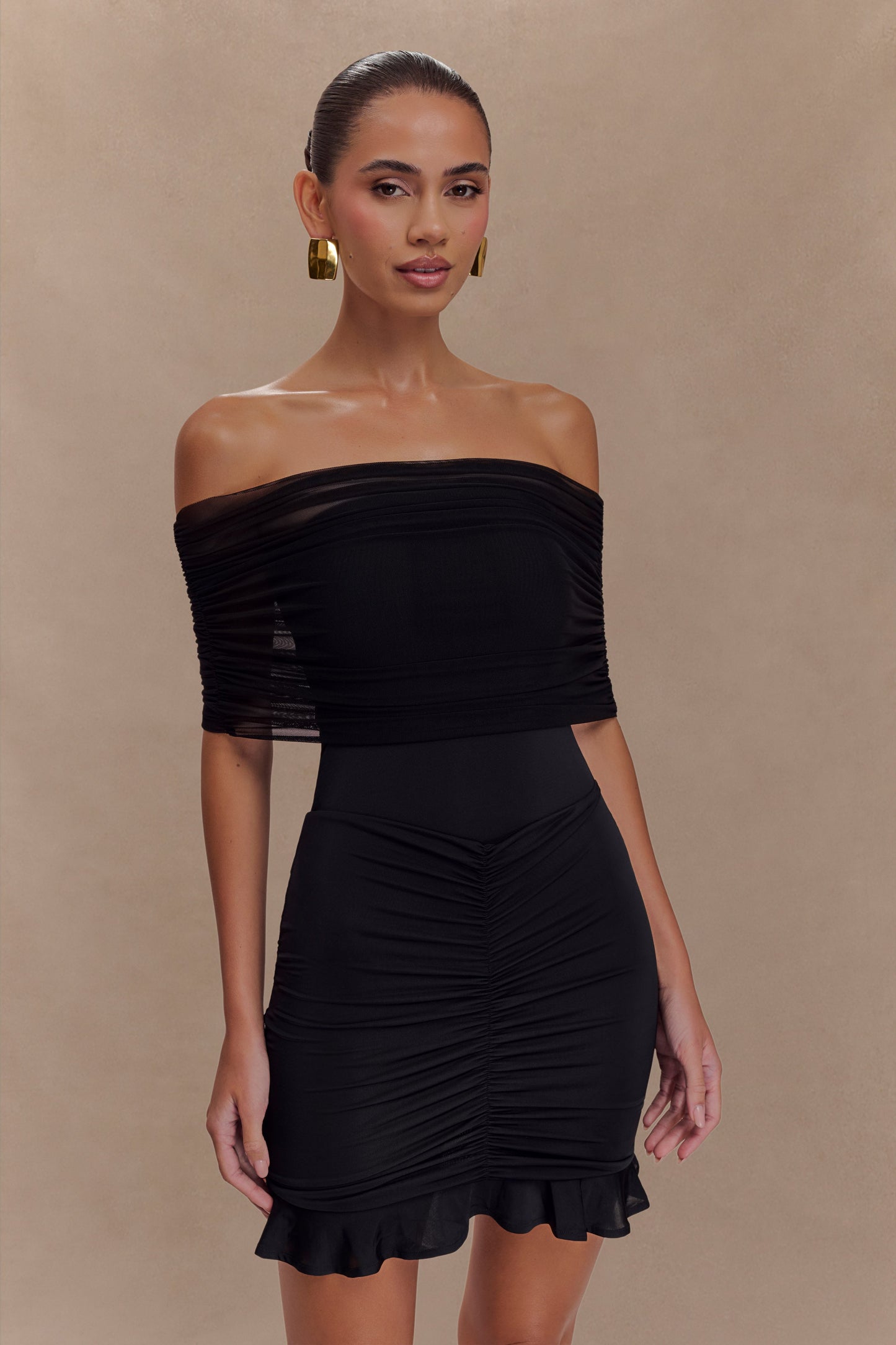 Vestido mini negro con malla y lazo en los hombros de Caspian