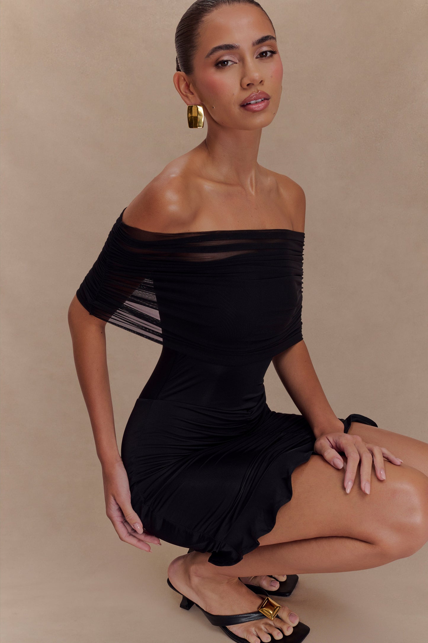 Vestido mini negro con malla y lazo en los hombros de Caspian