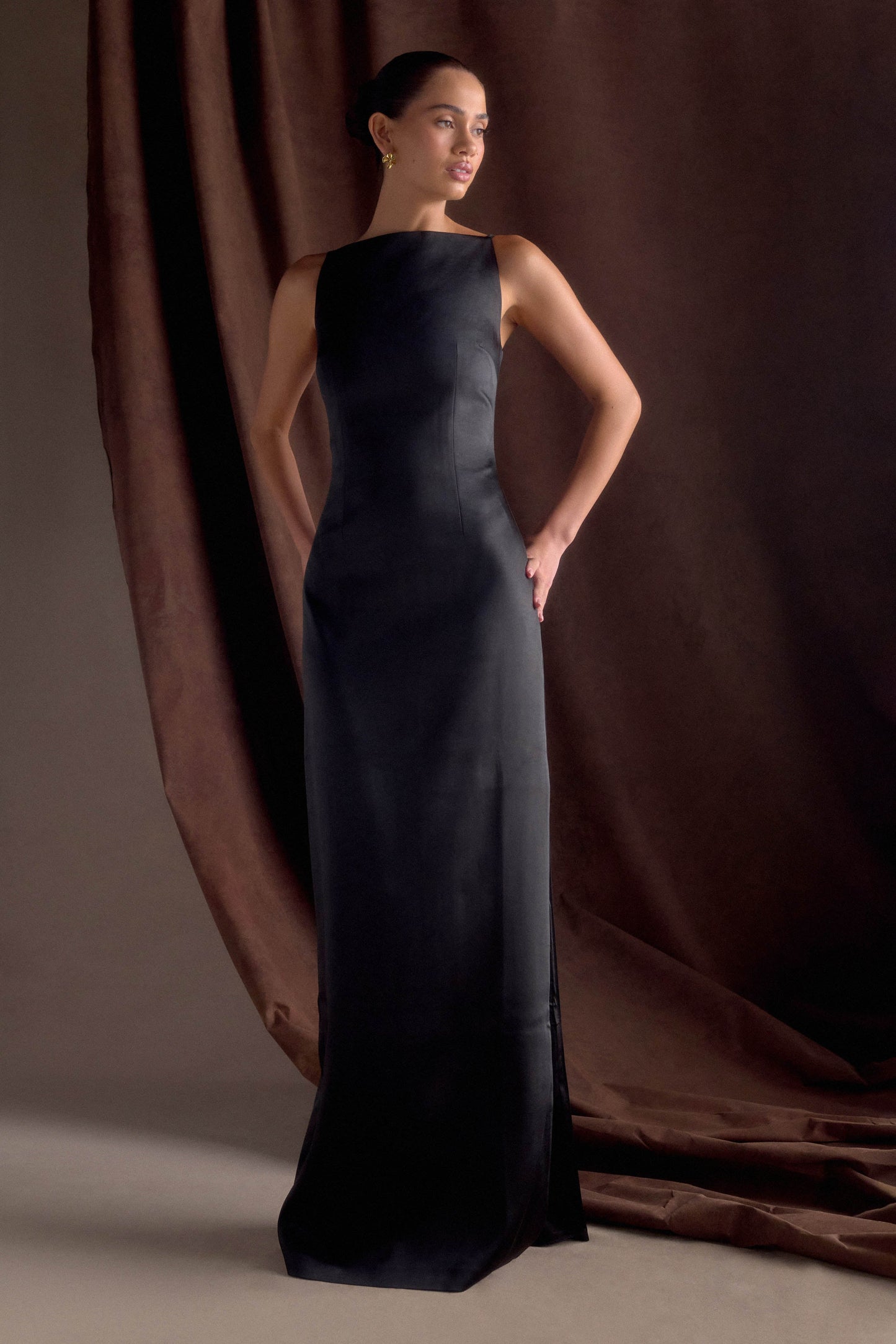 Vestido largo de satén sin mangas color violeta - negro