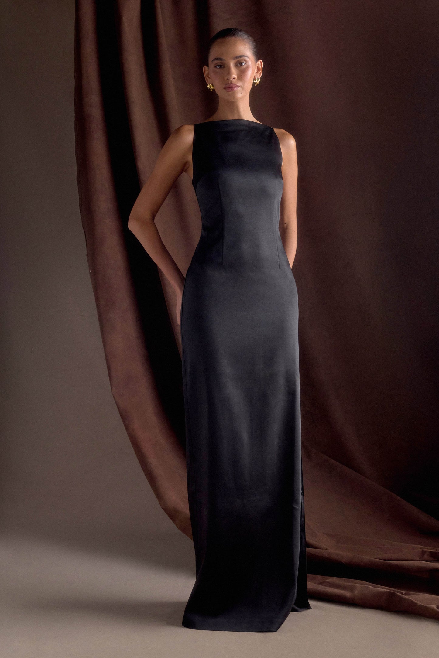 Vestido largo de satén sin mangas color violeta - negro