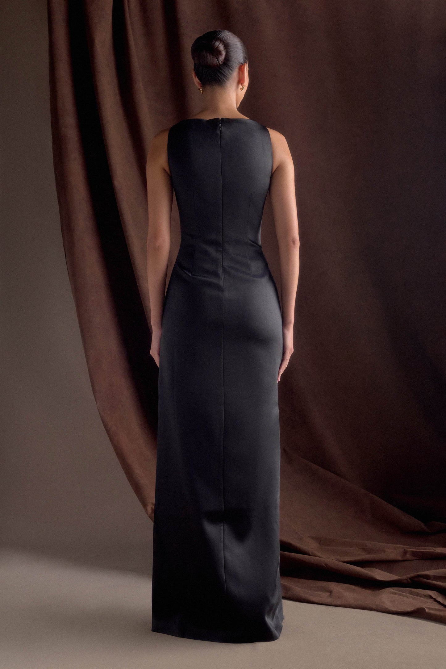 Vestido largo de satén sin mangas color violeta - negro