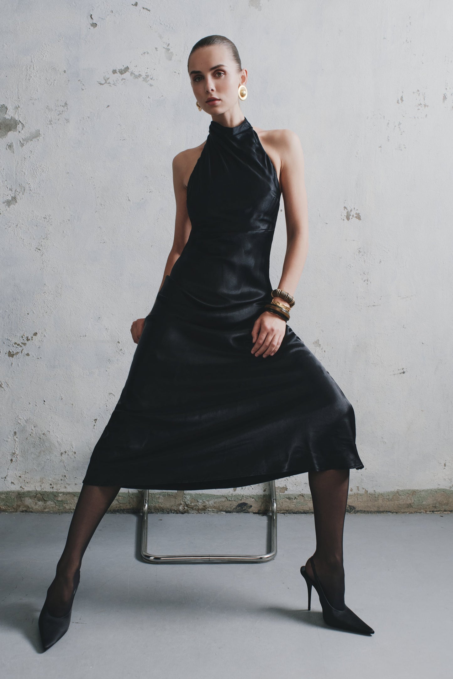 Vestido largo con escote a cowl satinado iridiscente Esther - Negro
