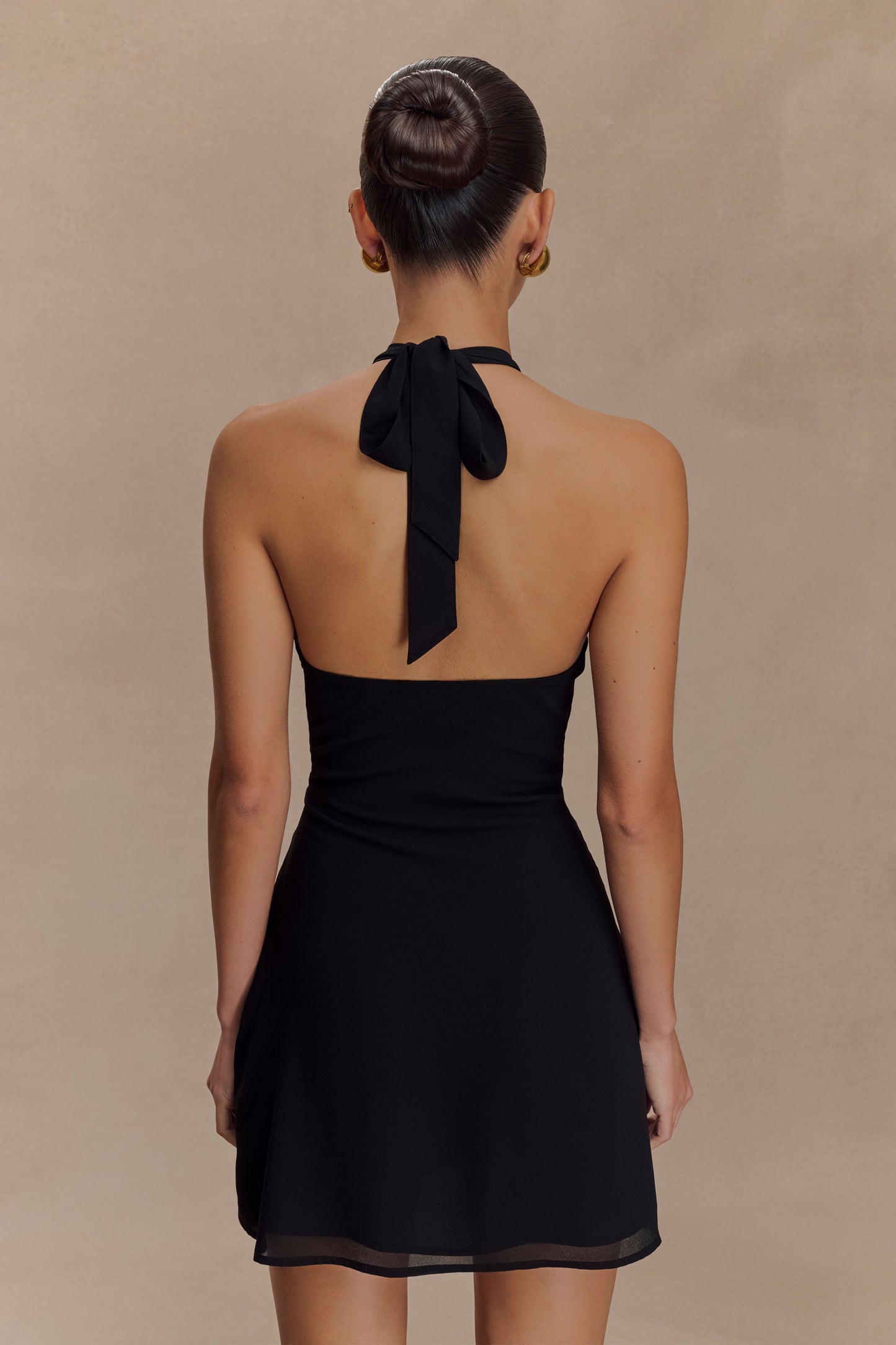 Vestido Mini de Gasa con Cuello Halter Malakhai - Negro