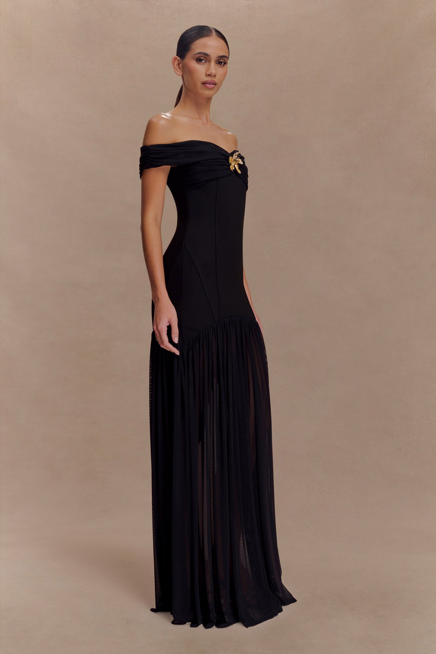 Vestido largo maxi de crepé con hombros caídos Kellie - Negro