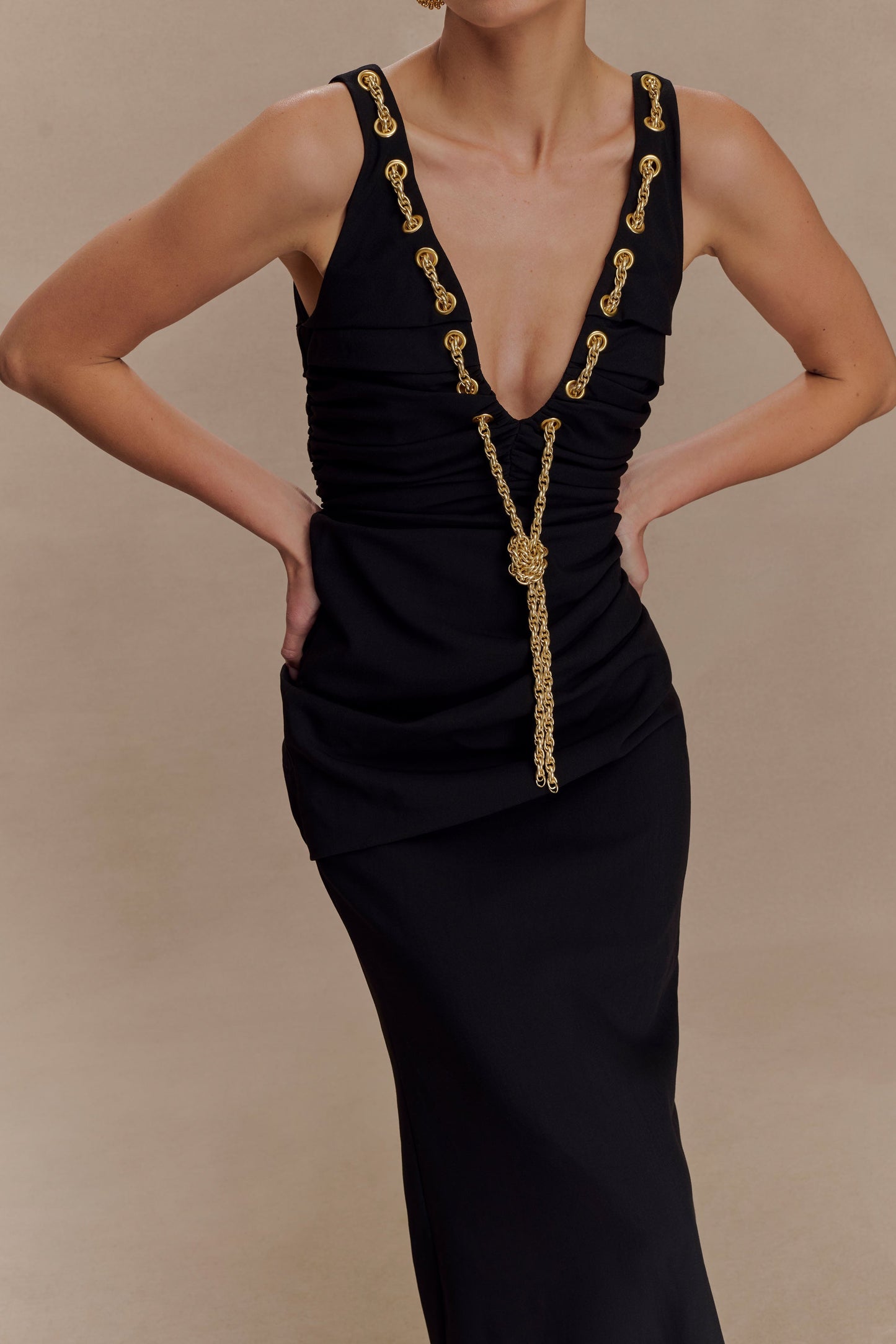 Vestido largo tipo maxi con escote bajo Axton - Negro