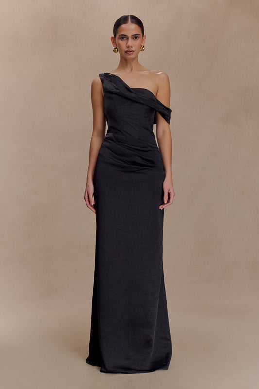 Vestido largo de satén negro con escote en off-shoulder