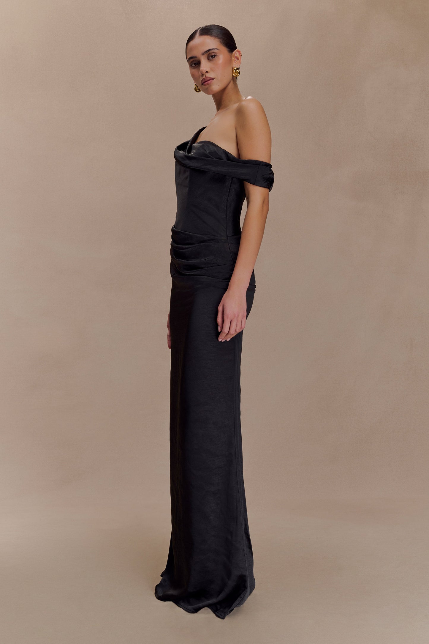 Vestido largo de satén negro con escote en off-shoulder