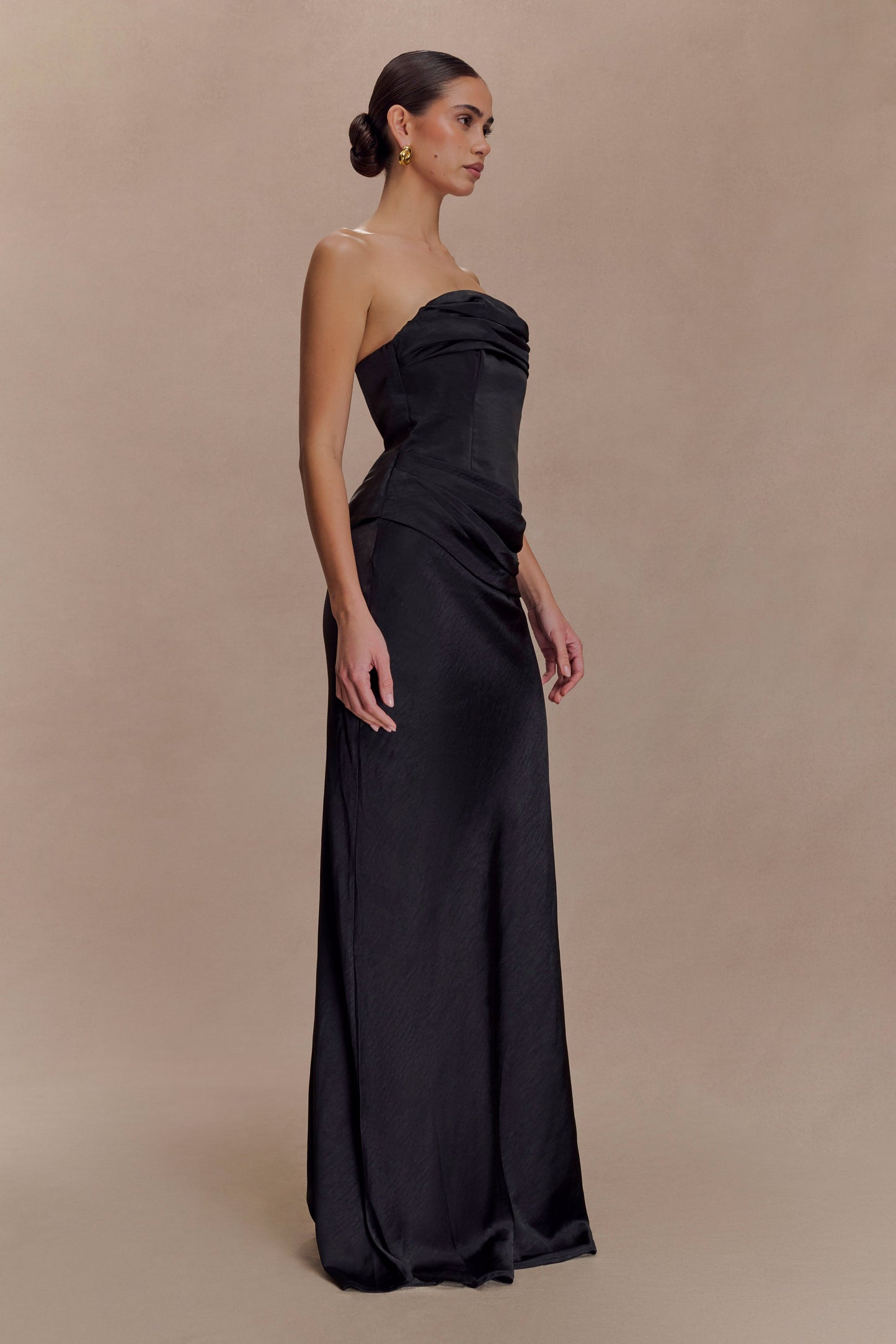 Vestido largo de satén sin tirantes con jazmín - Negro