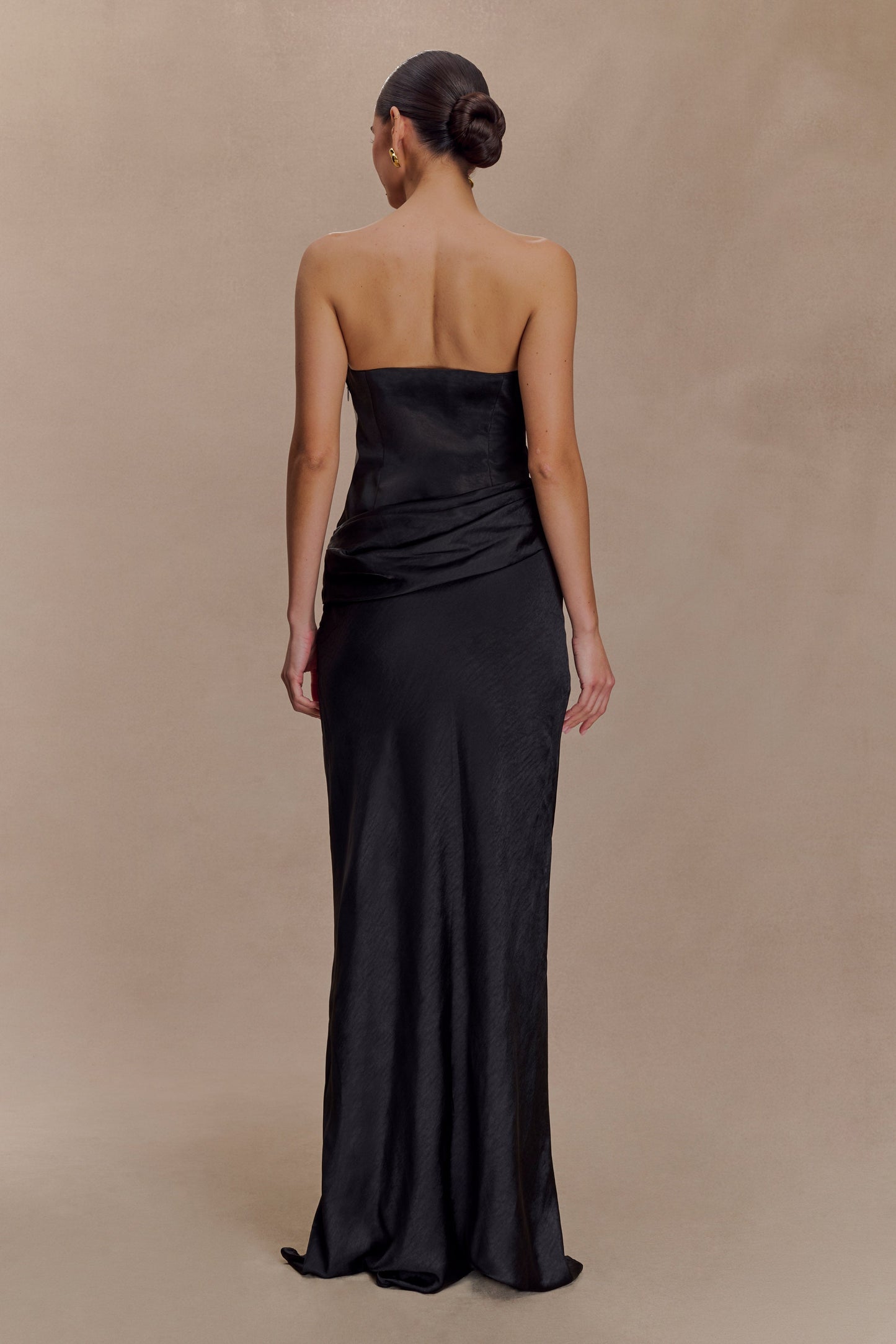Vestido largo de satén sin tirantes con jazmín - Negro