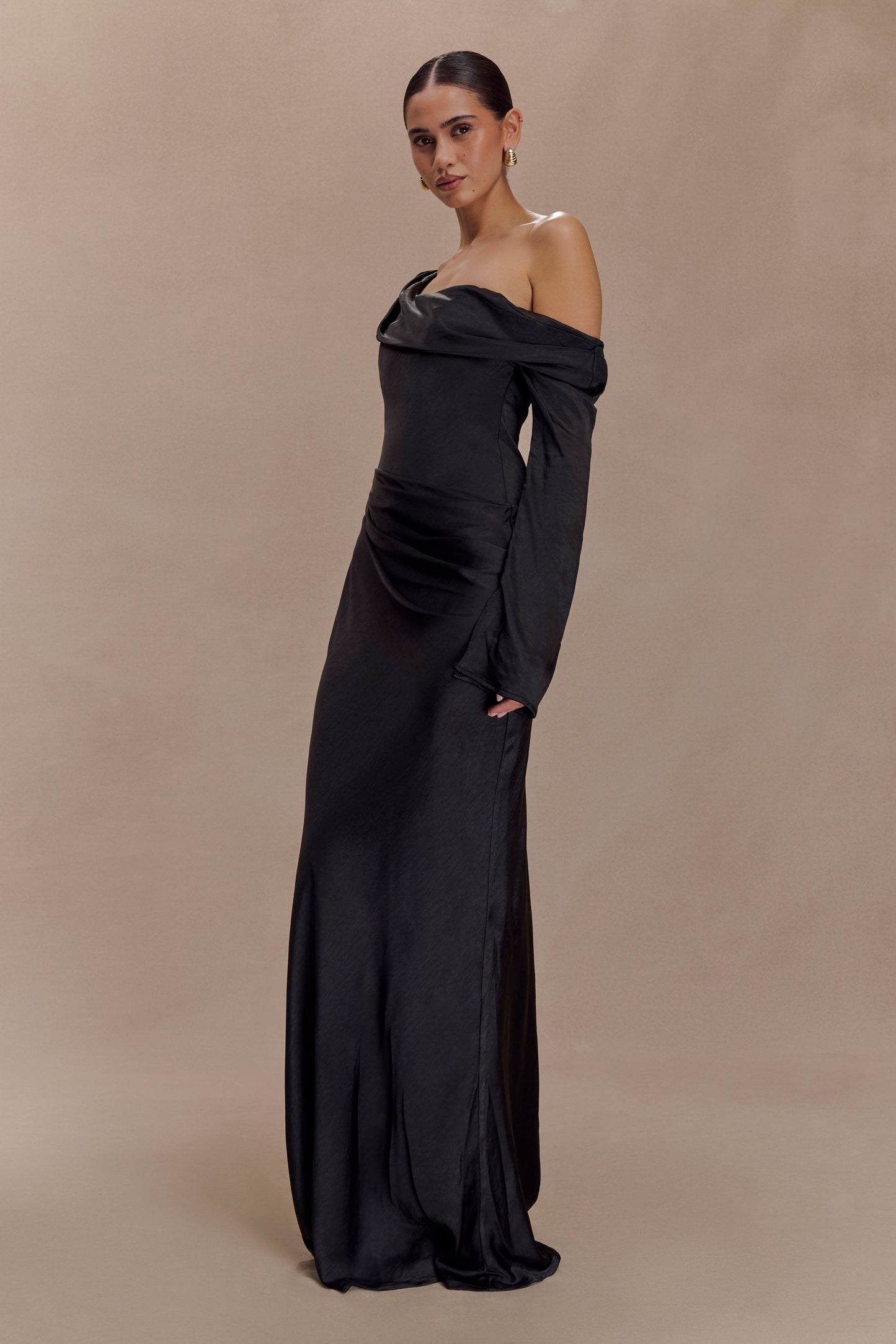 Vestido largo de satén con manga larga Iris - Negro