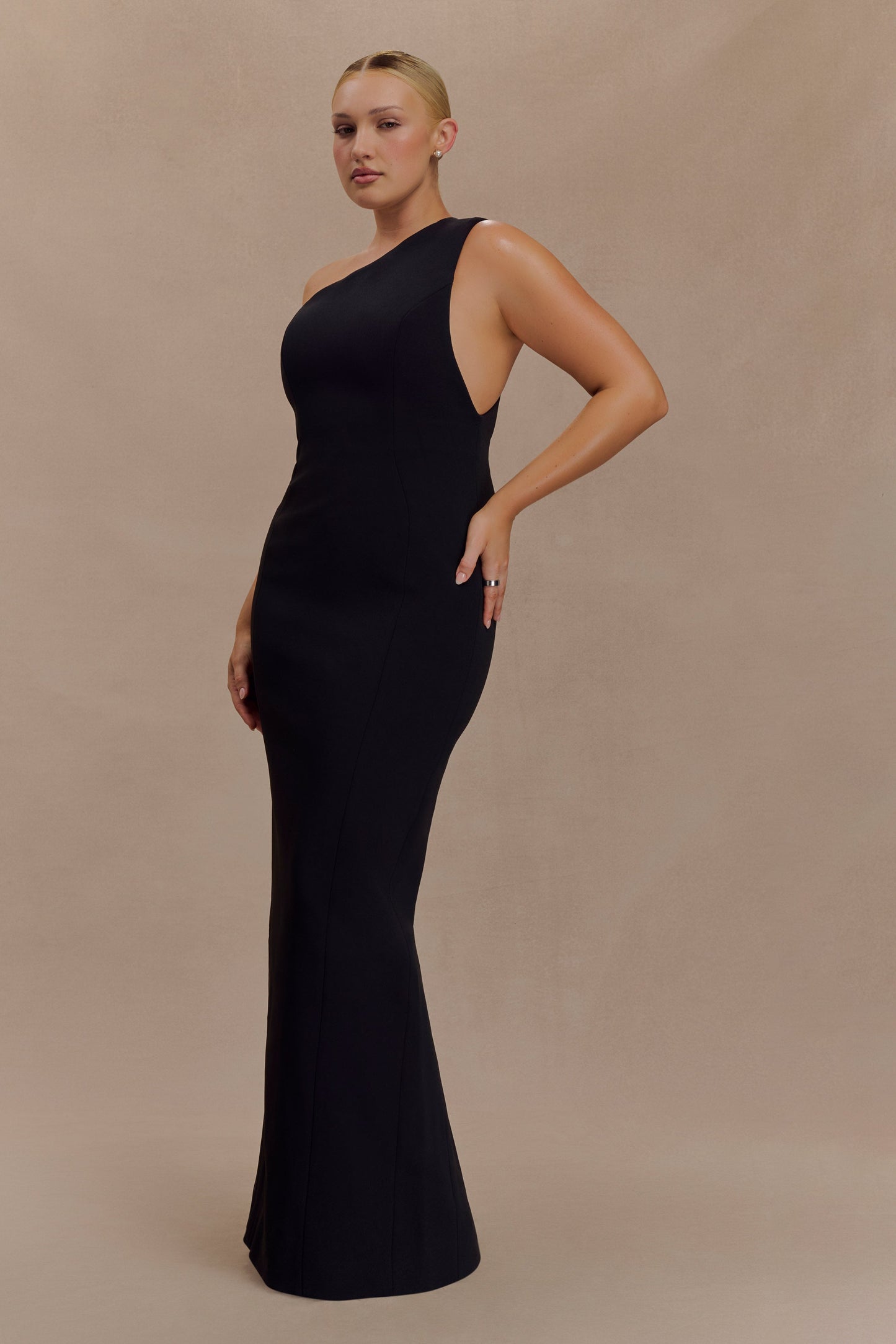 Vestido maxi de crepé de un hombro Milena - Negro