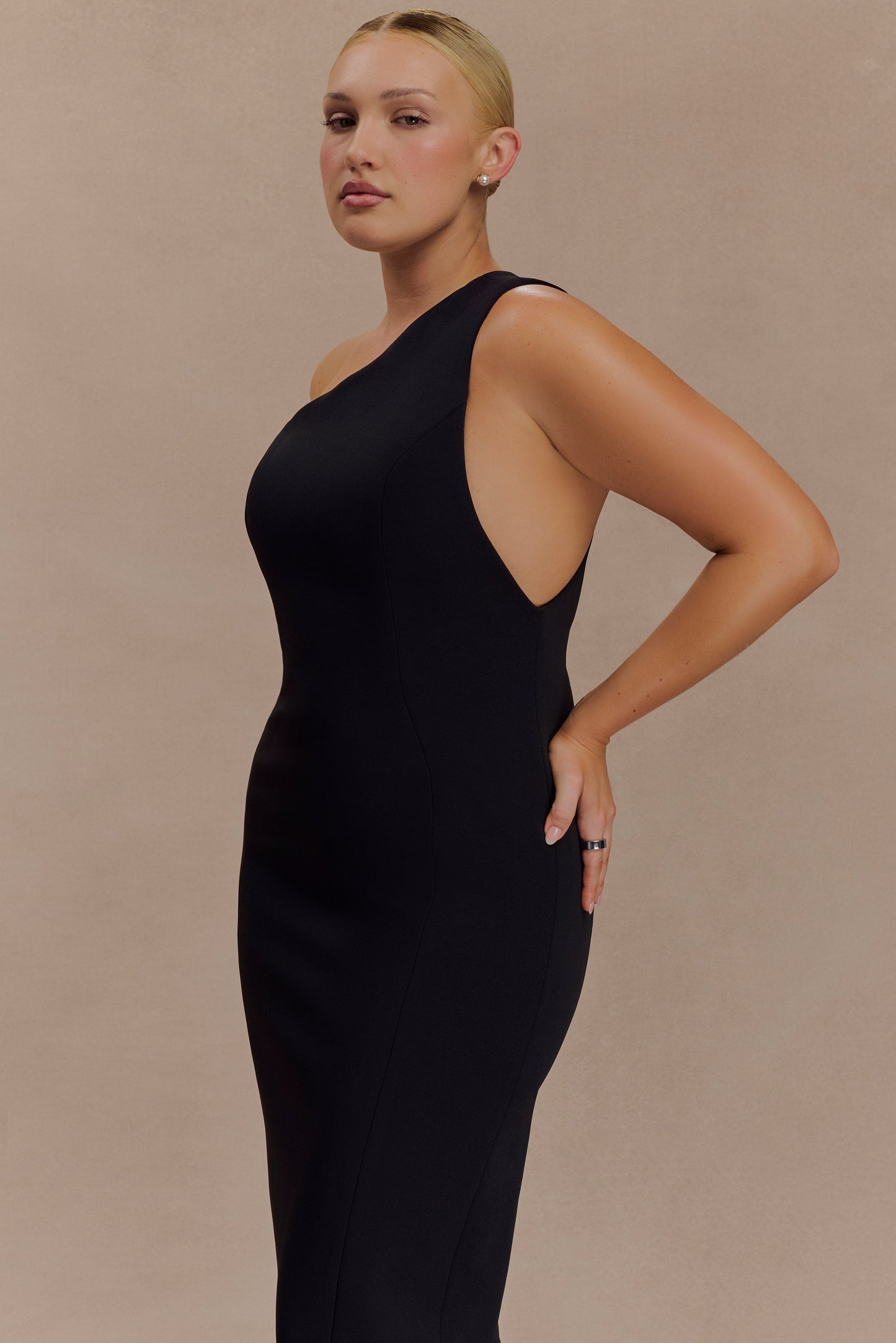 Vestido maxi de crepé de un hombro Milena - Negro