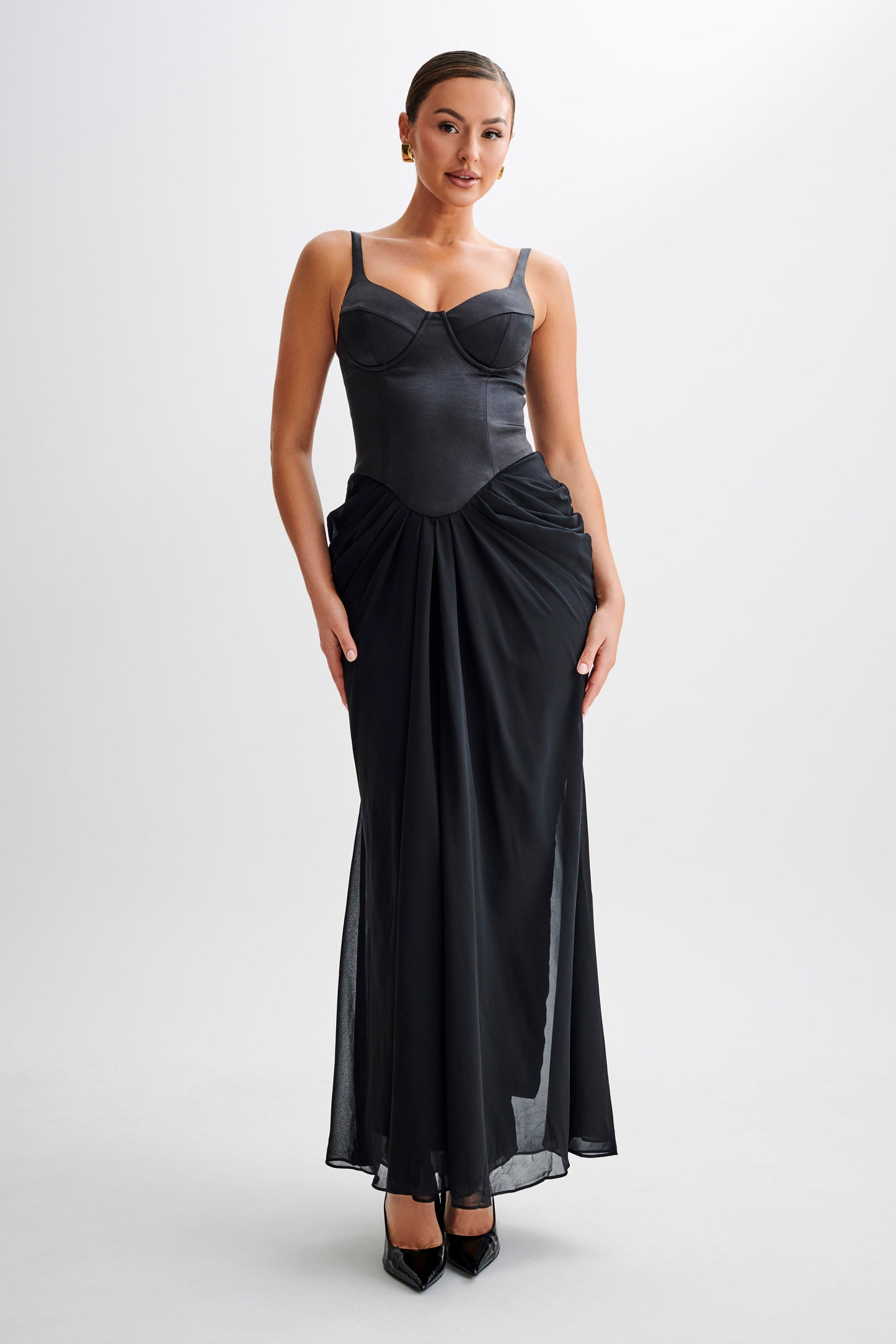 Vestido largo de corsé de satén Leila en negro