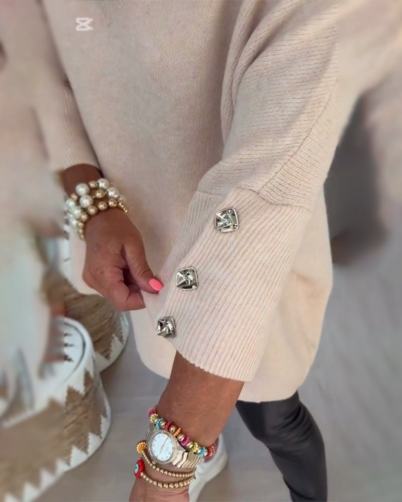 Pull con cuello en V, buttons y diseño asimétrico