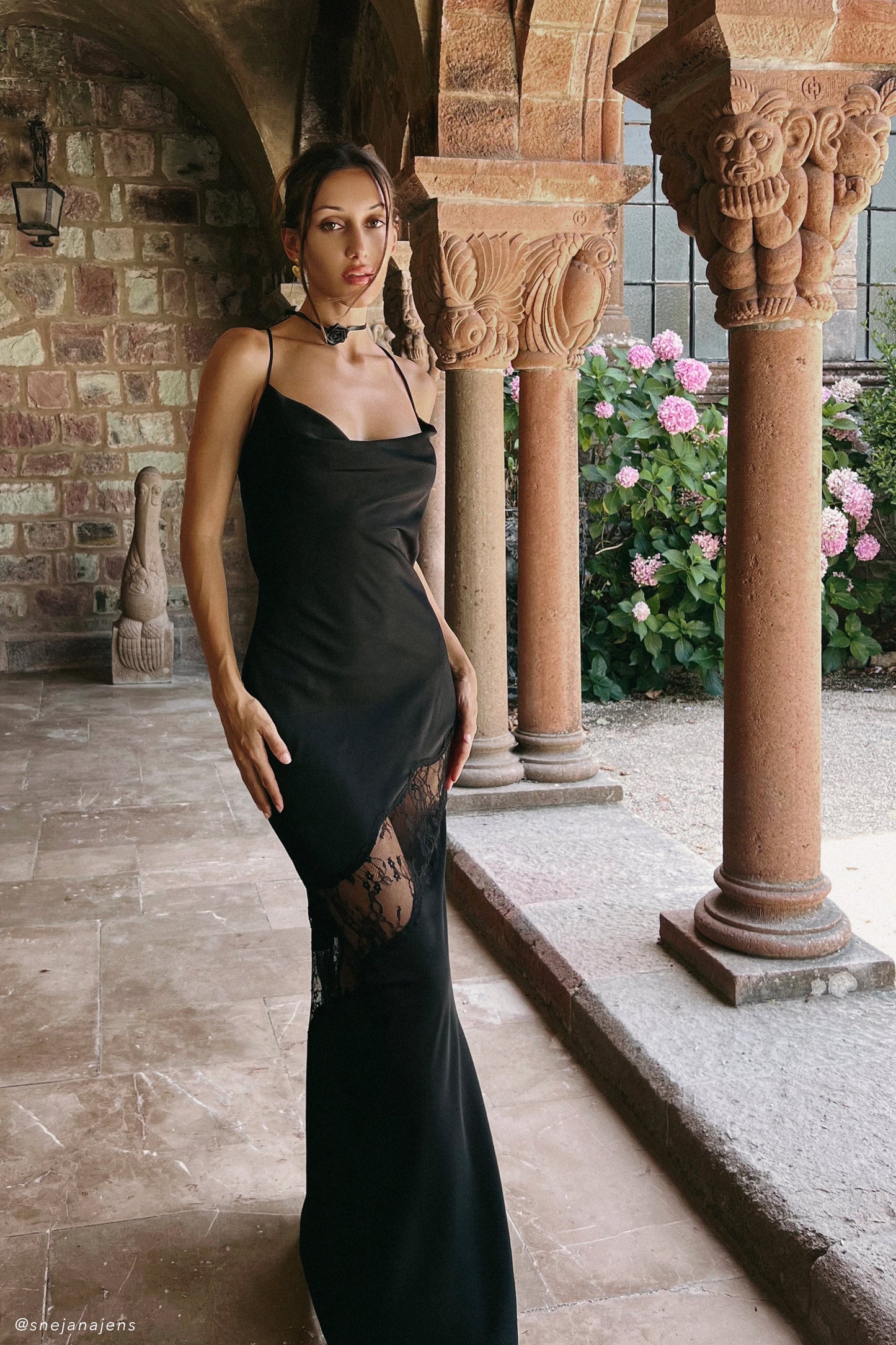 Vestido largo de satén con detalles de encaje Chandra - Negro