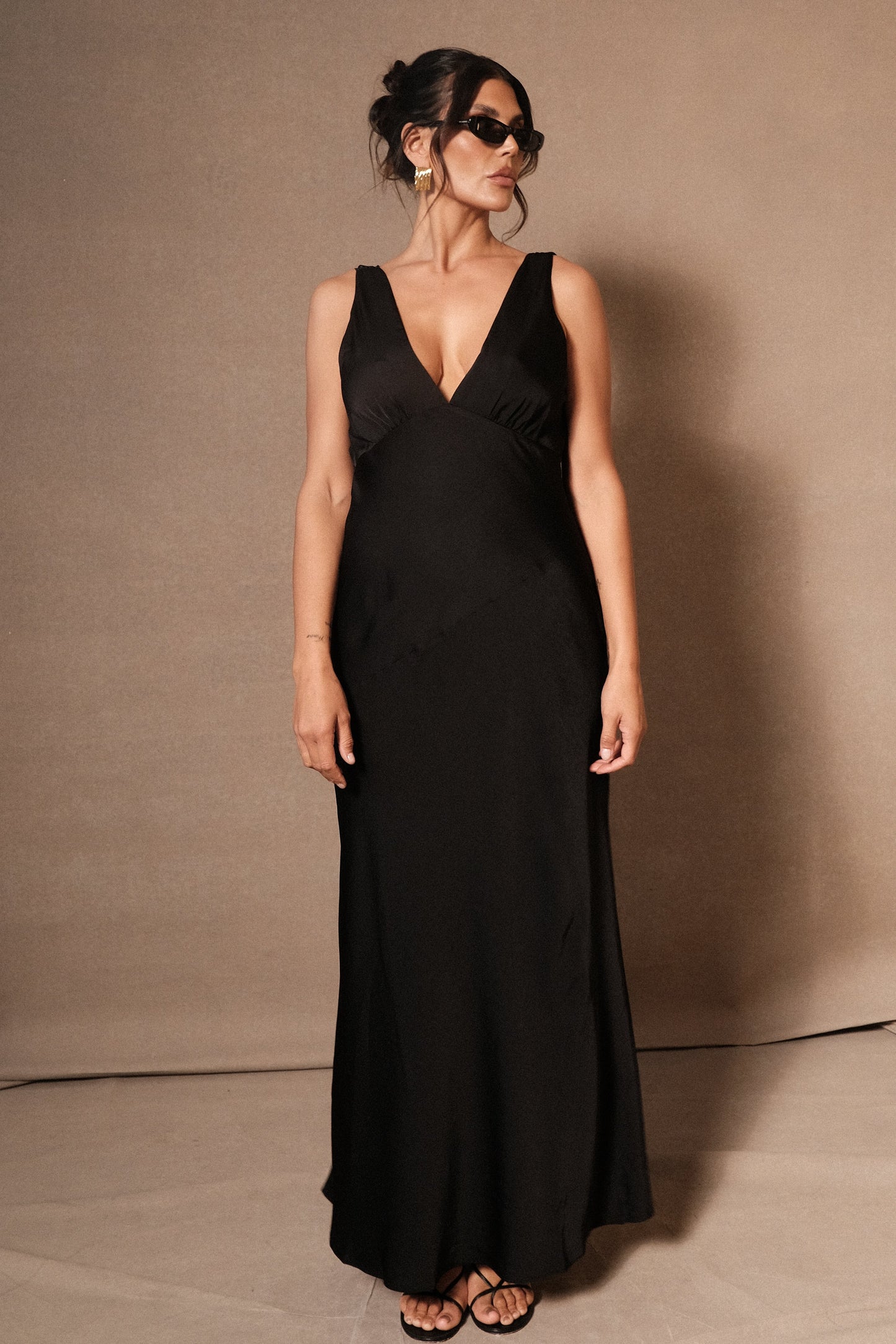 Vestido maxi de satén Nadia con escote cowl en la espalda - Negro
