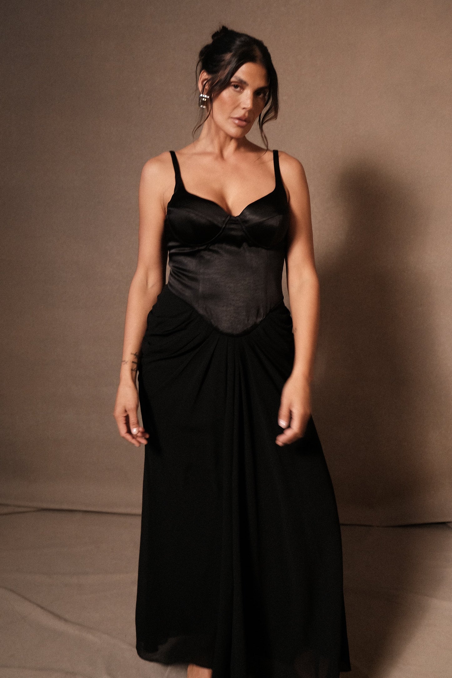 Vestido largo de corsé de satén Leila en negro