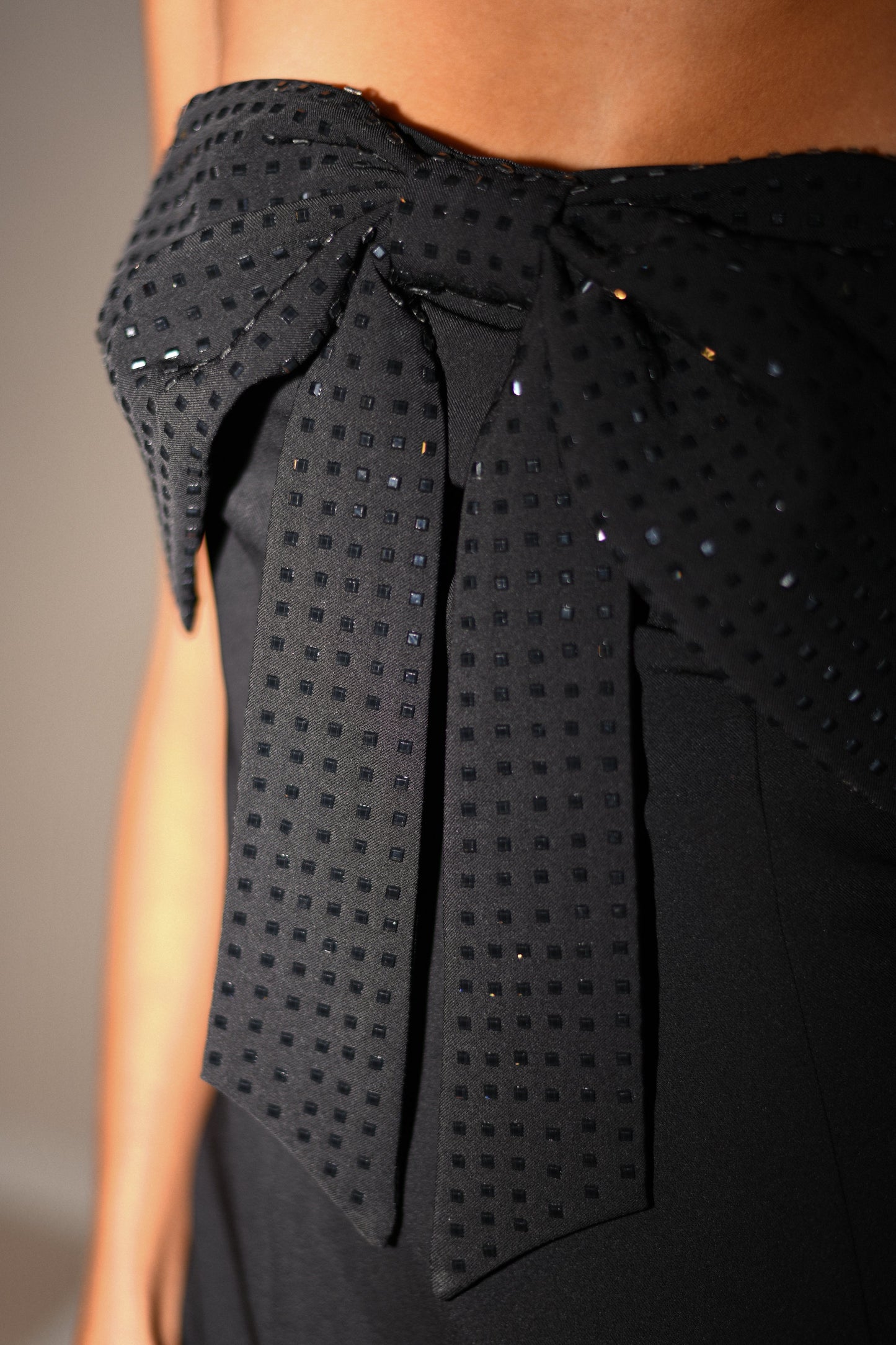 Vestido mini sin tirantes Saoirse con lazo de diamantes - Negro