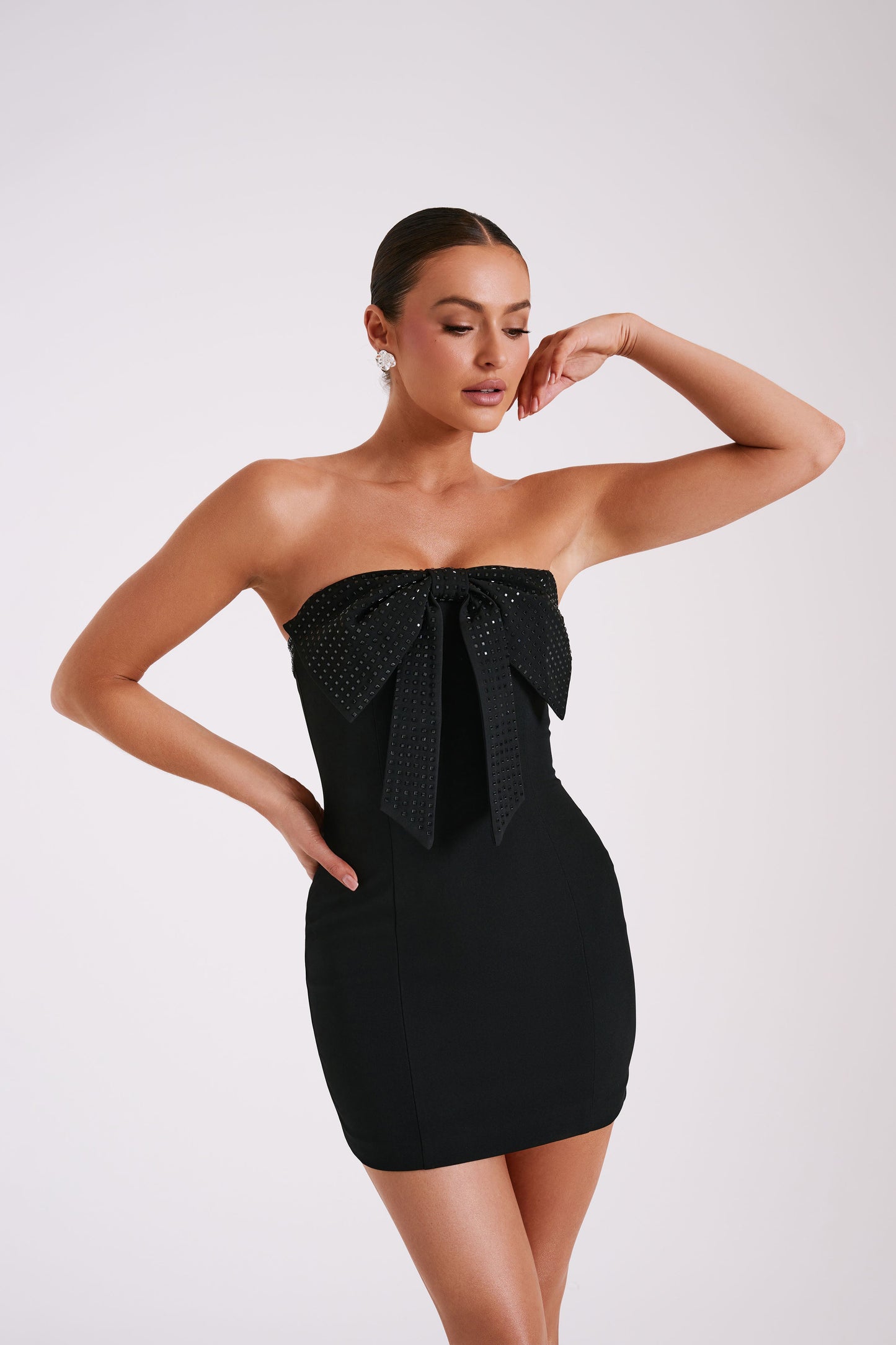 Vestido mini sin tirantes Saoirse con lazo de diamantes - Negro