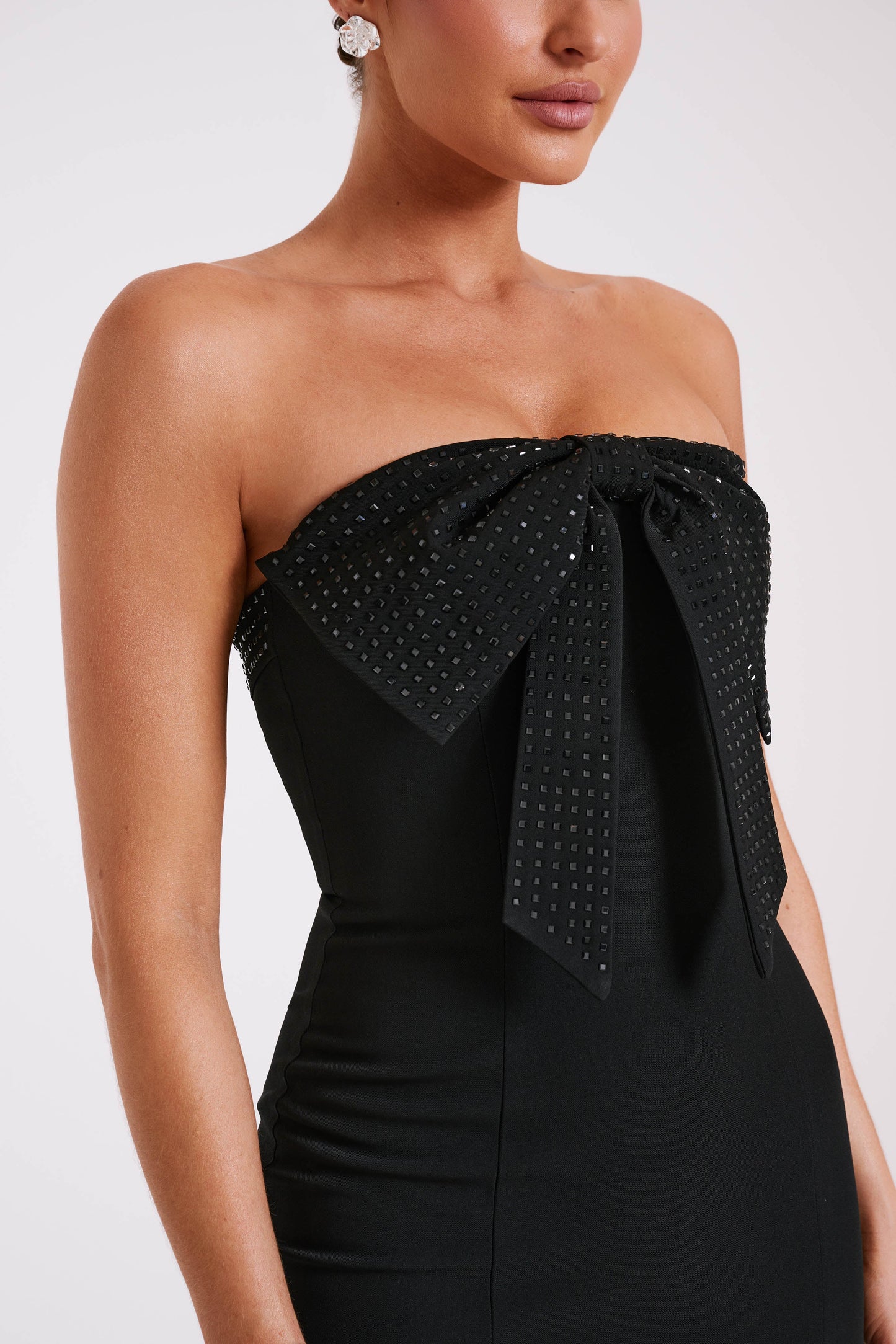 Vestido mini sin tirantes Saoirse con lazo de diamantes - Negro