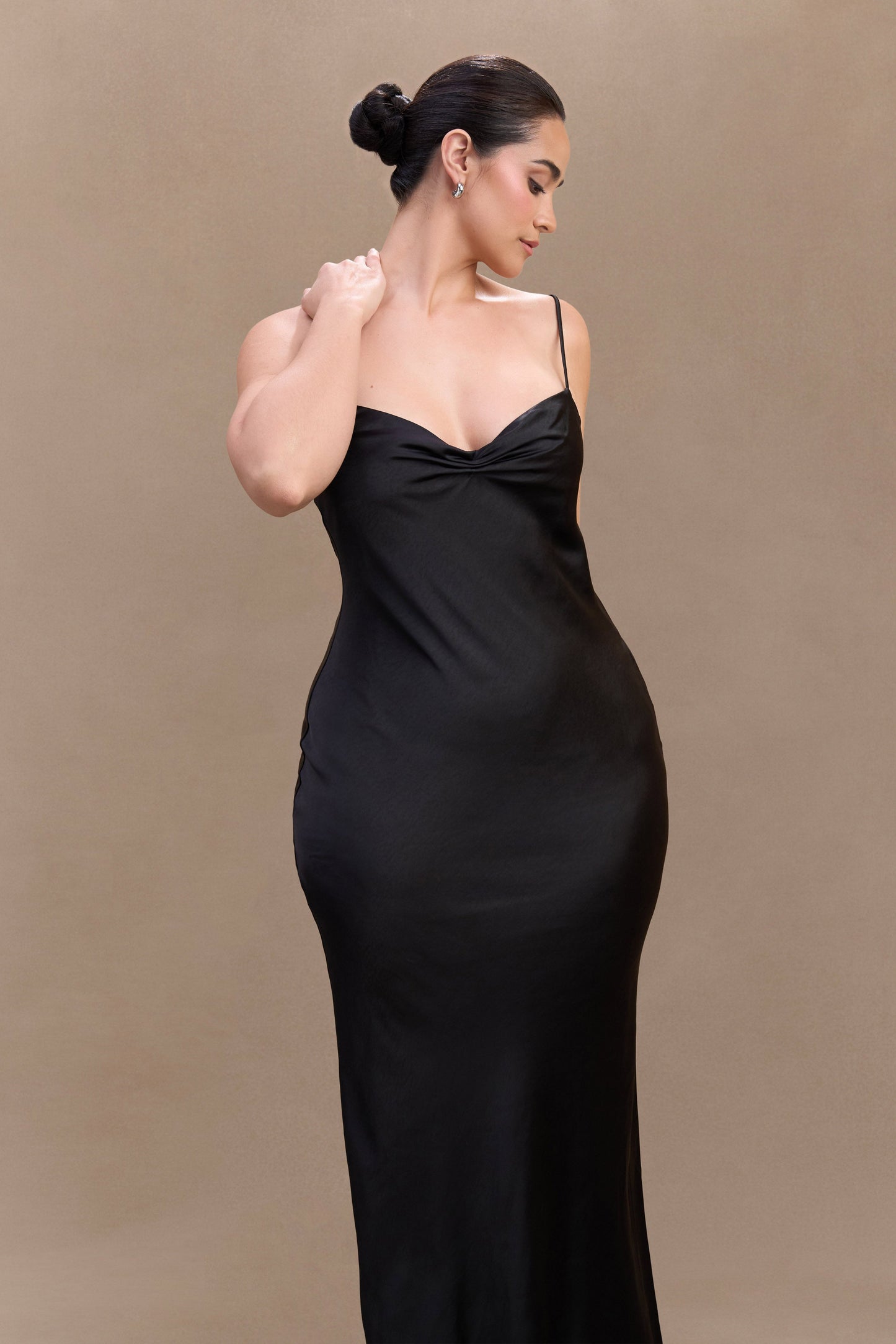 Vestido largo satinado Lilly Sweetheart - Negro