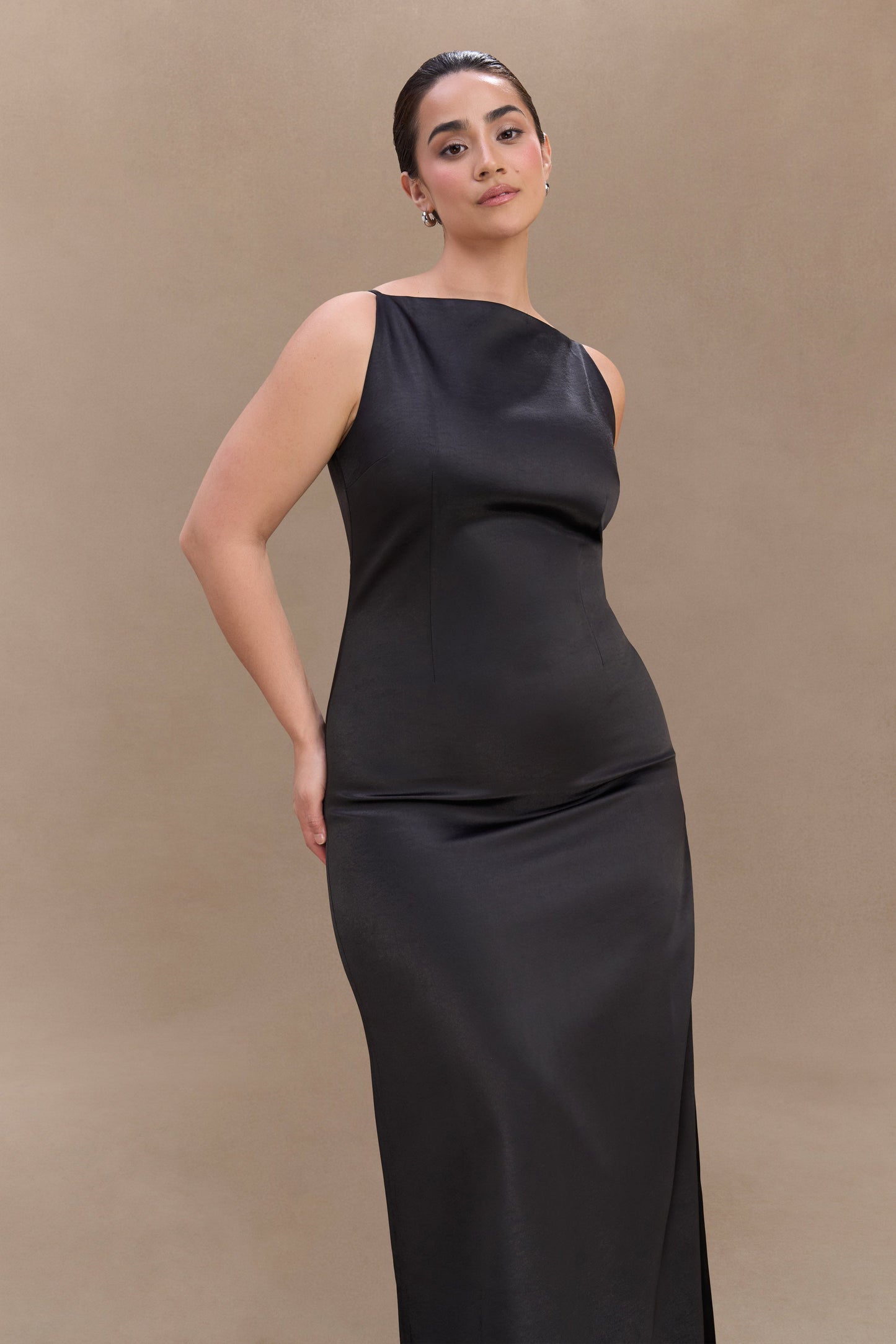 Vestido largo de satén sin mangas color violeta - negro