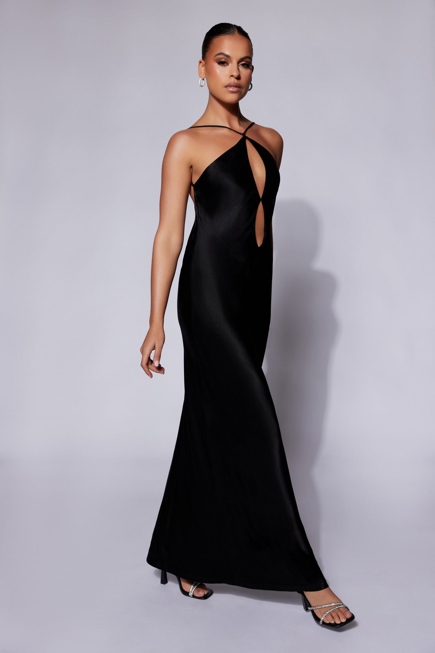 Vestido largo de satén Lucia con recortes - Negro