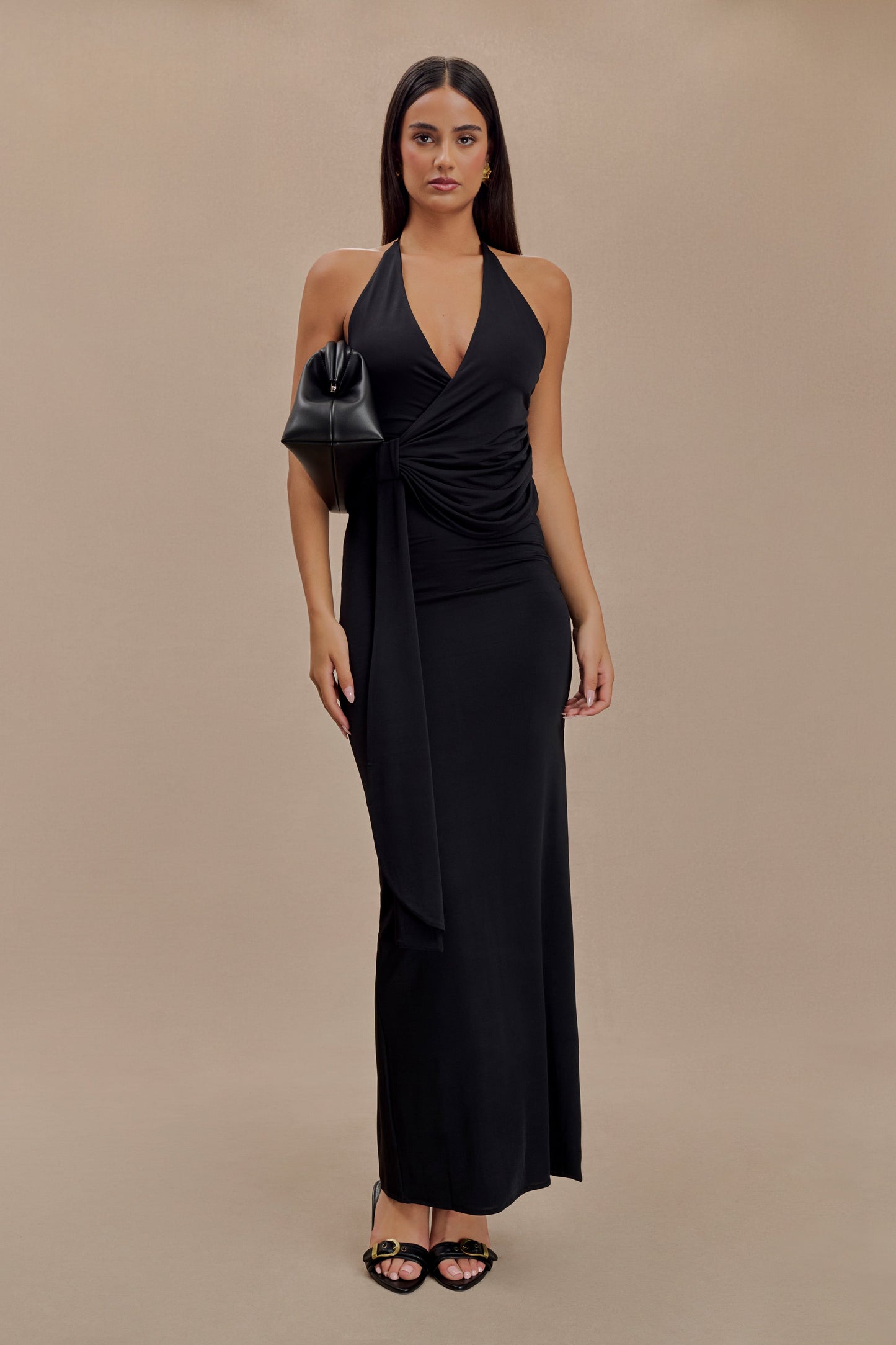 Vestido maxi halter ajustado de seda Tyla en negro