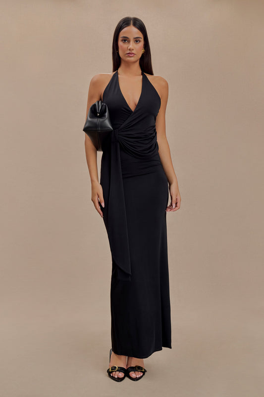 Vestido maxi halter ajustado de seda Tyla en negro