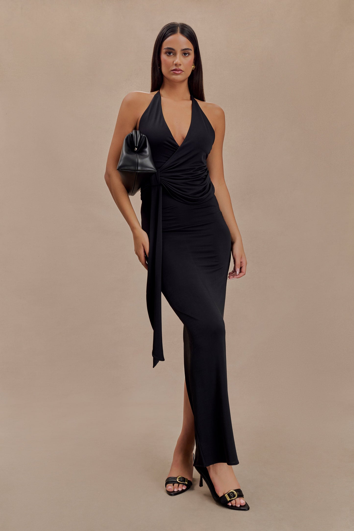 Vestido maxi halter ajustado de seda Tyla en negro