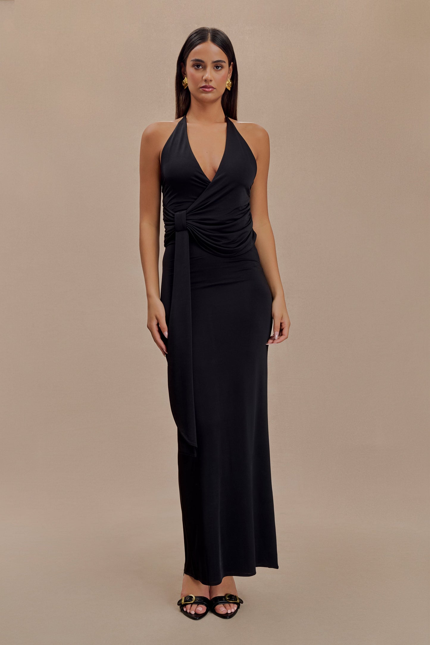 Vestido maxi halter ajustado de seda Tyla en negro