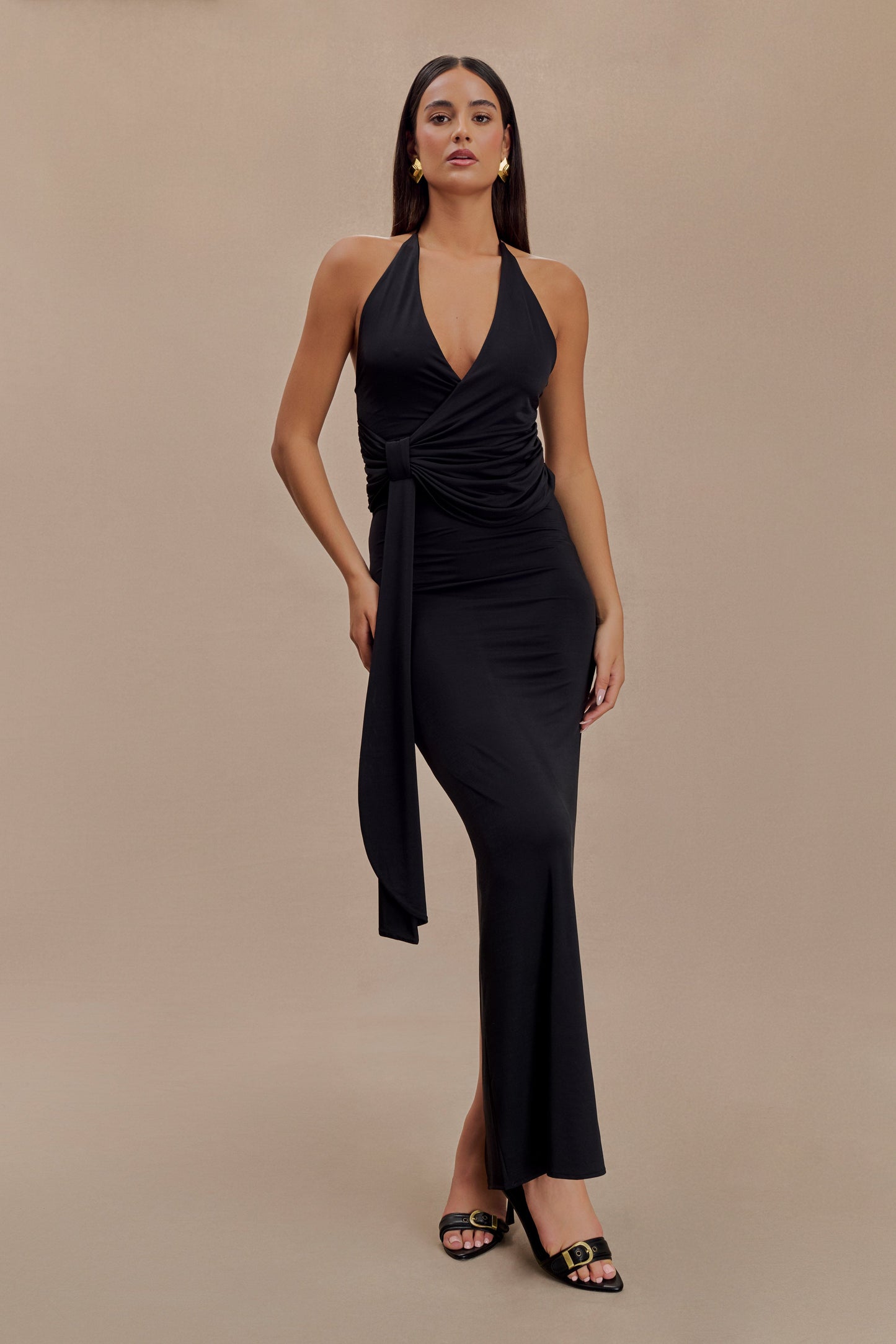 Vestido maxi halter ajustado de seda Tyla en negro