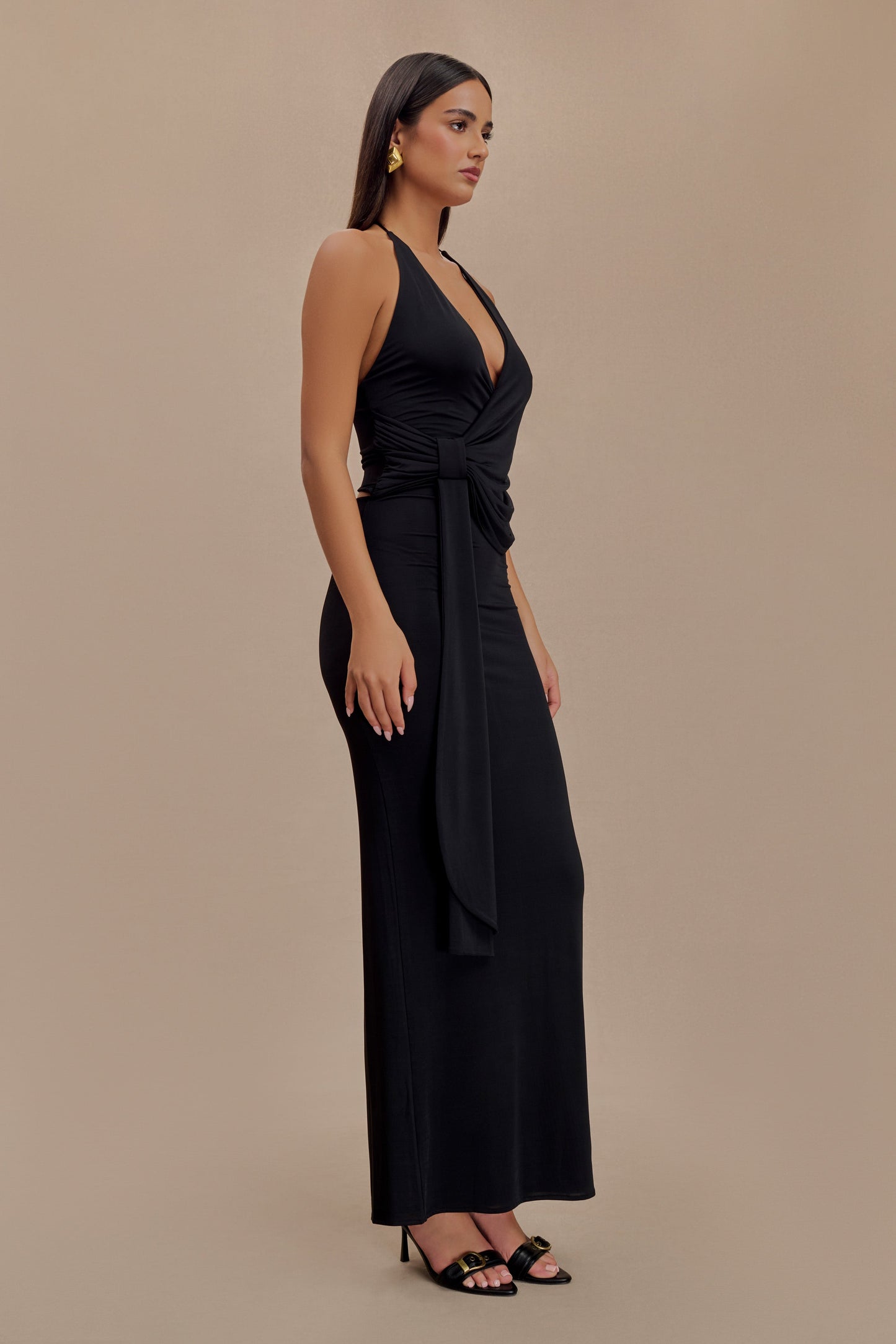 Vestido maxi halter ajustado de seda Tyla en negro